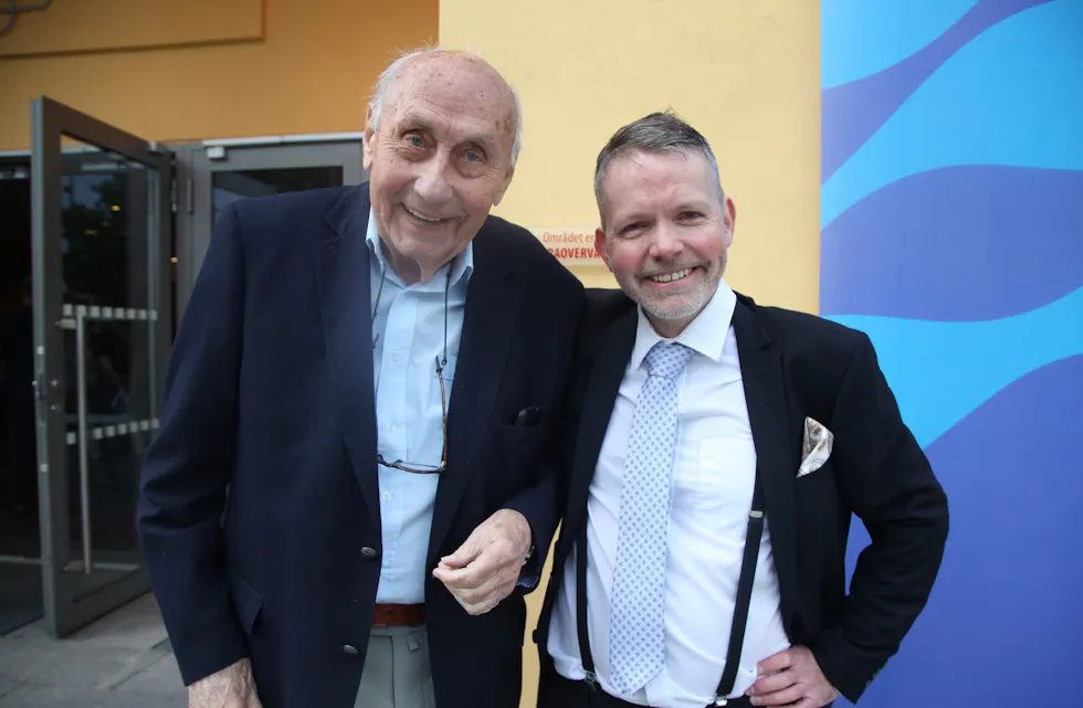 LEGENDARISK KORPSMUSIKANT: Kjell Eriksen har spilt i og dirigert Høybråten skoles musikkorps. I tillegg har han vært musikklærer ved skolen. Styreleder Lars-Erik Kjellesvig satte stor pris på at nettopp Kjell dukket opp på jubileumskonserten.