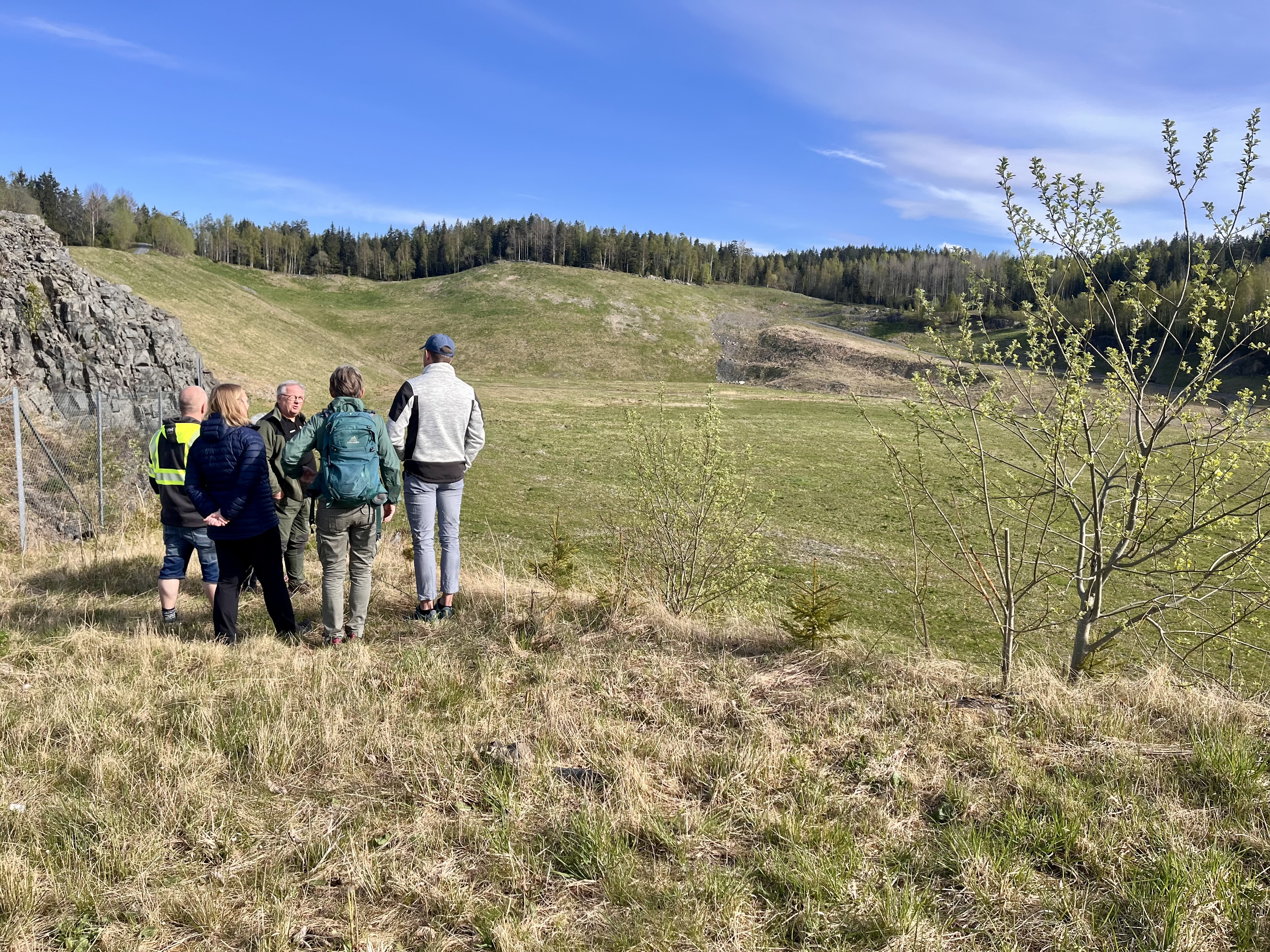 SER FRAMOVER: Representanter fra Groruddalen Miljøforum, Naturvernforbundet, Lillomarkas Venner og Bymiljøetaten ser utover Huken-området. Tirsdag tas et nytt steg i tilbakeføringen av det tidligere pukkverket til naturen, når lokalbefolkningen inviteres til treplantingsdugnad.