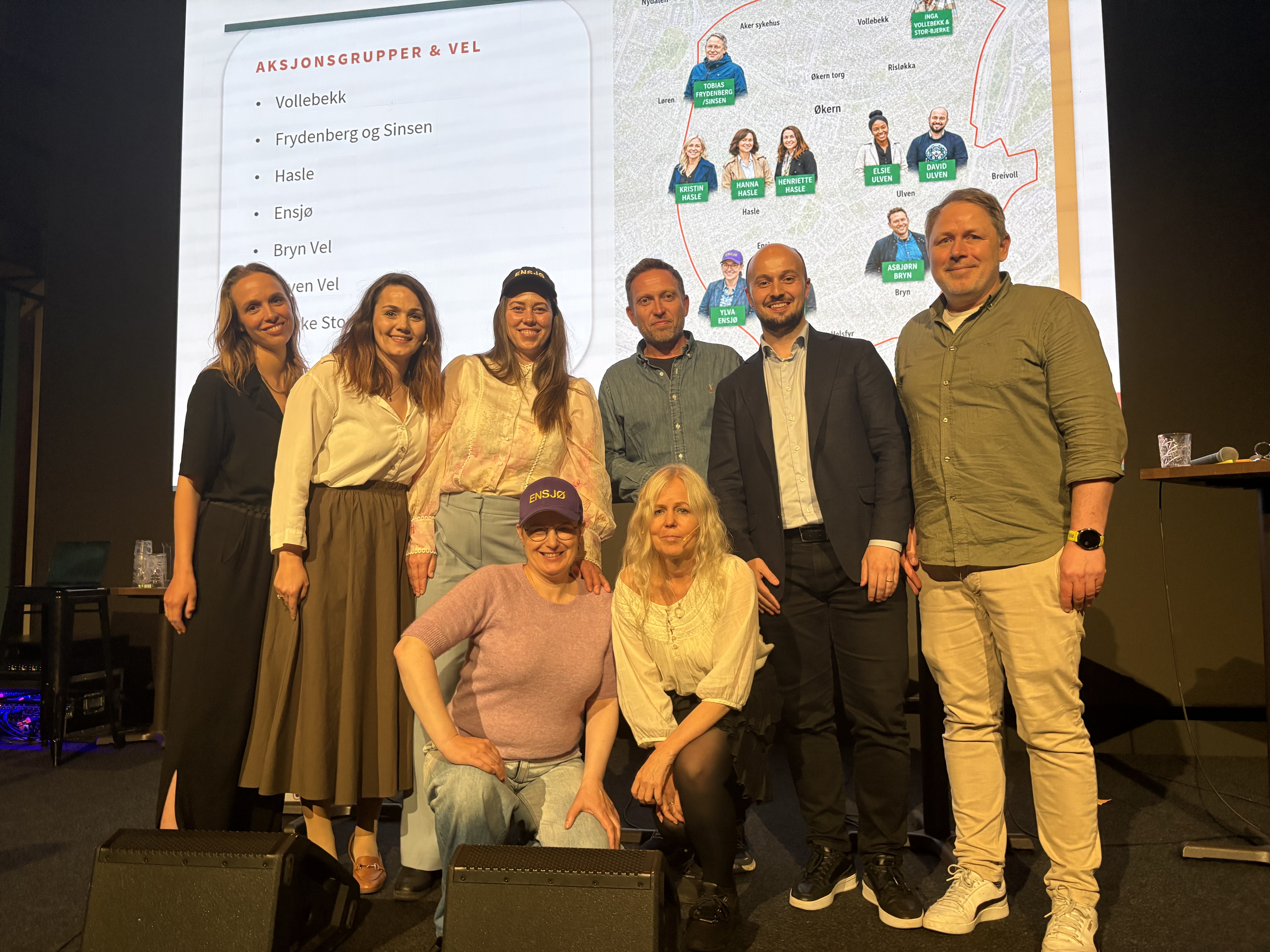 SAMLET HOVINBYEN: Representanter fra aksjonsgrupper og velforeninger i Hovinbyen samlet seg på scenen under den alternative Hovinbydebatten på Carls. Foran fra venstre Ylva Berger fra Ja til å bygge begge Ensjøskolene og Kristin Grøntoft fra aksjonen mot utbyggingen i Økernveien 75–81 på Hasle. Bak fra venstre Inga Fahre Lutro fra Nabolagsaksjonen Vollebekk og Bjerke Storvel, Henriette Magnus fra Hasle-aksjonen, Serena Norheim fra Ja til å bygge begge Ensjøskolene, styreleder Asbjørn Hansen i Bryn Vel, nestleder David Aas Correia i Ulven Velforening og Tobias K. Torrisen fra Beboeraksjonen Hasle, Frydenberg og Sinsen.