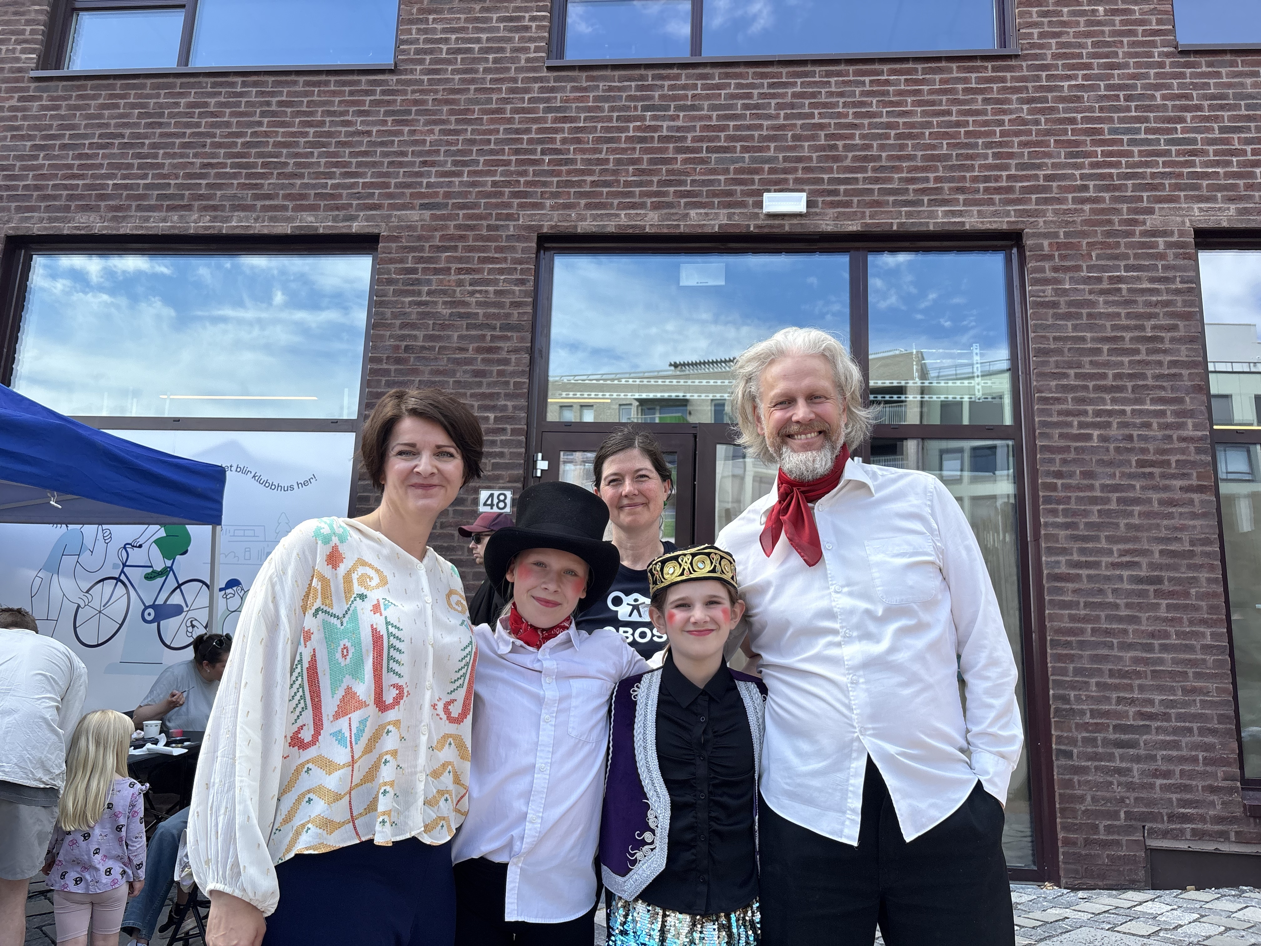 KLARE FOR ÅPNING: Lene Røisland (t.v.), Frida Grande Mathisen (12), Katrin Schauer fra OBOS, Sanna Steingrimsen (9) og Gjermund Grande Mathisen gleder seg til Torgteateret åpner dørene på Vollebekk 27. august.
