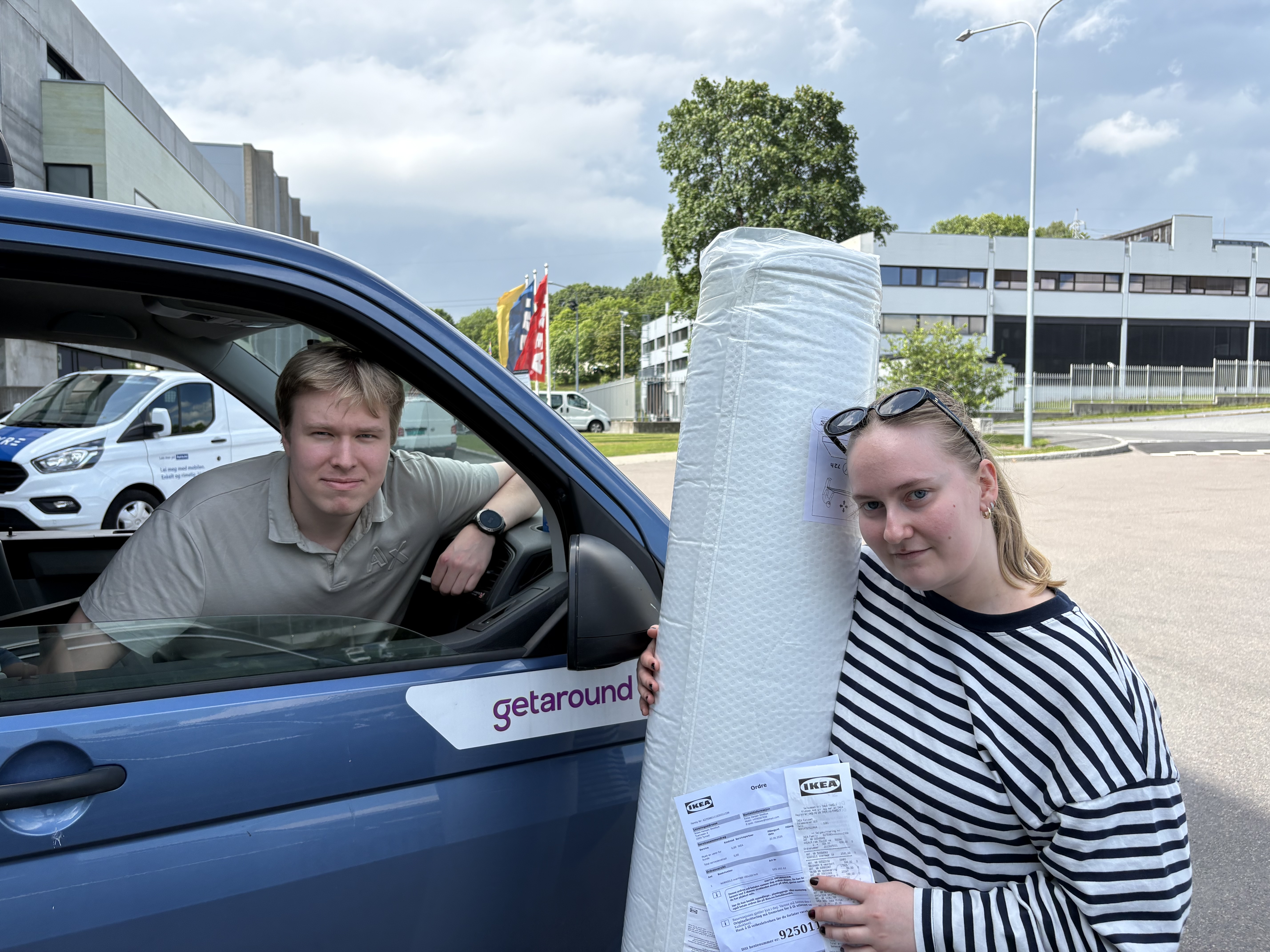 ENDELIG PÅ PLASS: Oskar Johan Hole (25) og Rikke Westbye (23) fikk til slutt med seg overmadrassen etter rundt tre timers venting. Selve produktet er de fornøyde med – køsystemet er de langt mer kritiske til.