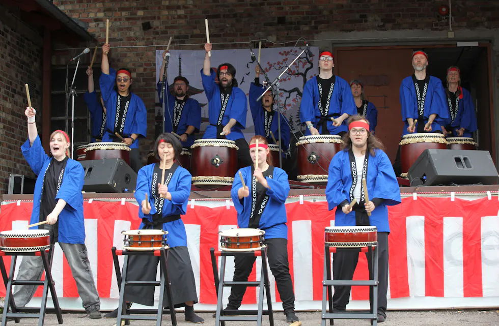 DUNDRENDE OPPVISNING: En japansk trommeoppvisning hører selvsagt til på en japansk festival.