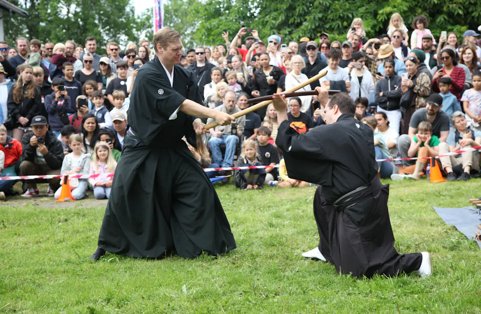 POPULÆRT INNSLAG: Sverdoppvisning og tradisjonelle japanske kampsporter er alltid populært å få med seg på Tveten gård.