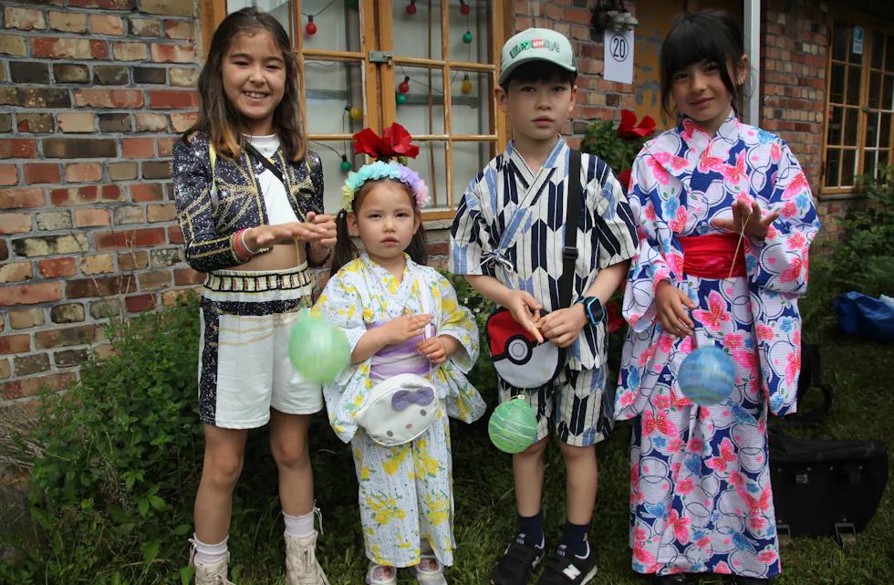 JAPANSK TRADISJON: Vannballonger er noe japanske barn skaffer seg når det er festival – selv på Tveten gård. Anja (8 t. v.), Koyori (5), Noah (8) og Mei (7) sørget selvsagt for å få en.