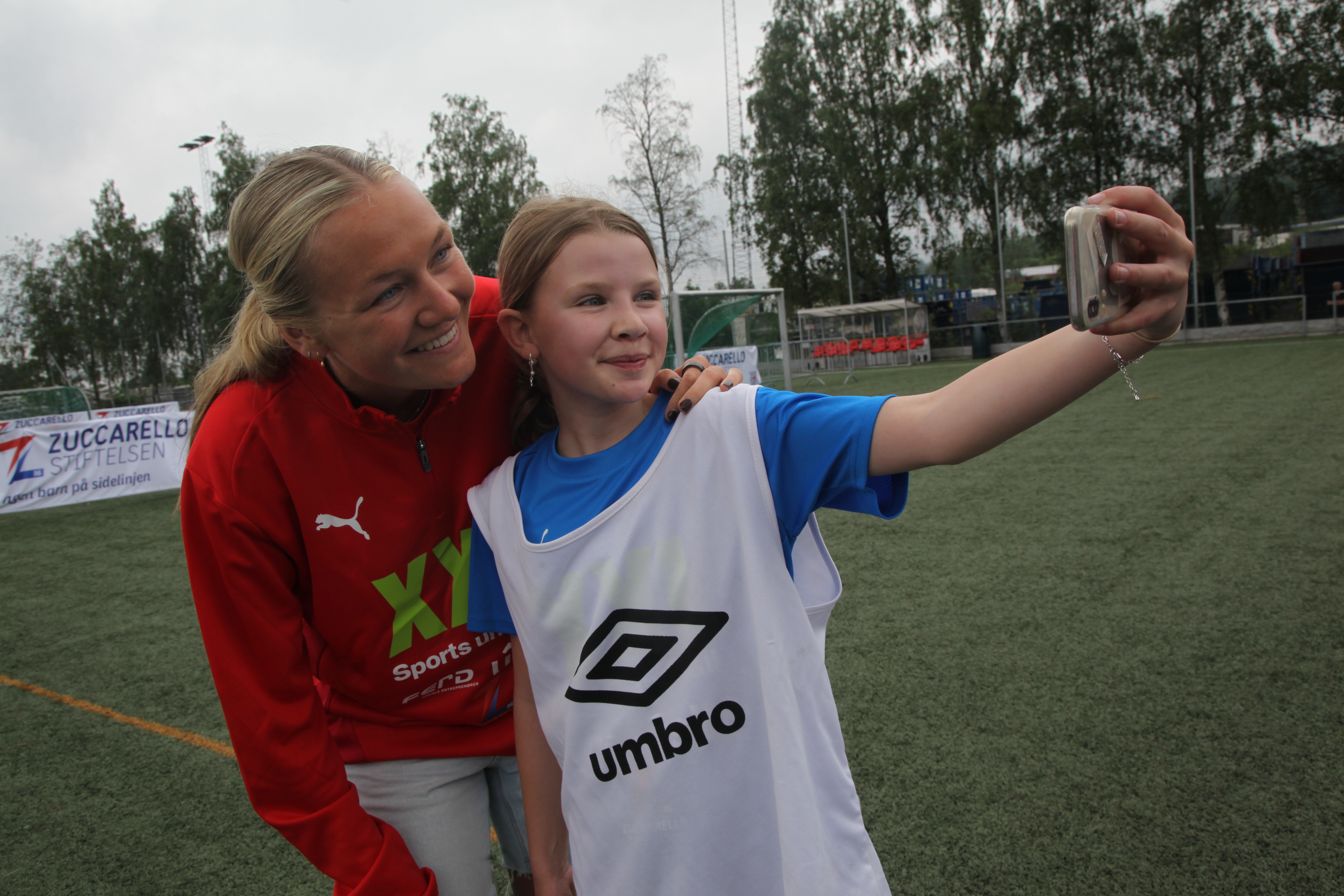 STORT ØYEBLIKK: Sofia (11) fra Forward var med på Zuccarellostiftelsens jentecamp på Rommensletta. Selv om hun lærte mange nye fotballtriks, vil nok dette møte med Arsenal-stjernen Frida Maanum huskes aller best.