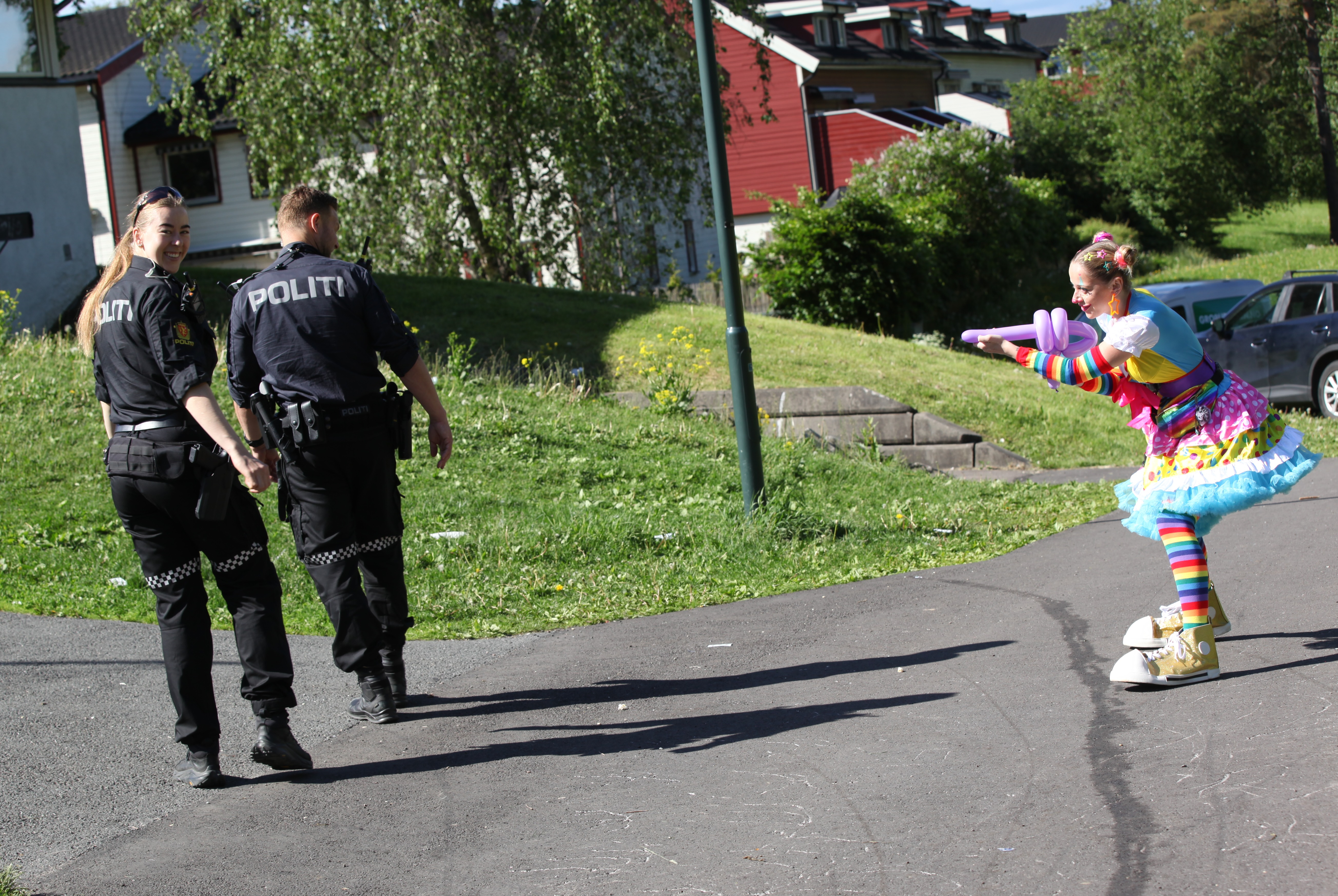 VÅTT ANGREP: Henda i været, beordret klovnen La La og rettet en ballongpistol mot to politibetjenter som stakk innom Lindebergfestivalen for å kontrollere at alt gikk greit for seg.