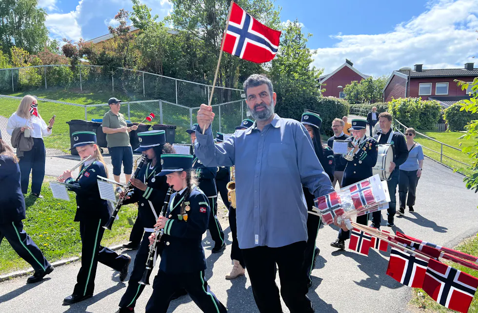 HURRA FOR LINDEBERGSKOGEN BORETTSLAG: Og styreleder Sajjad Hussain har flagg nok til alle.