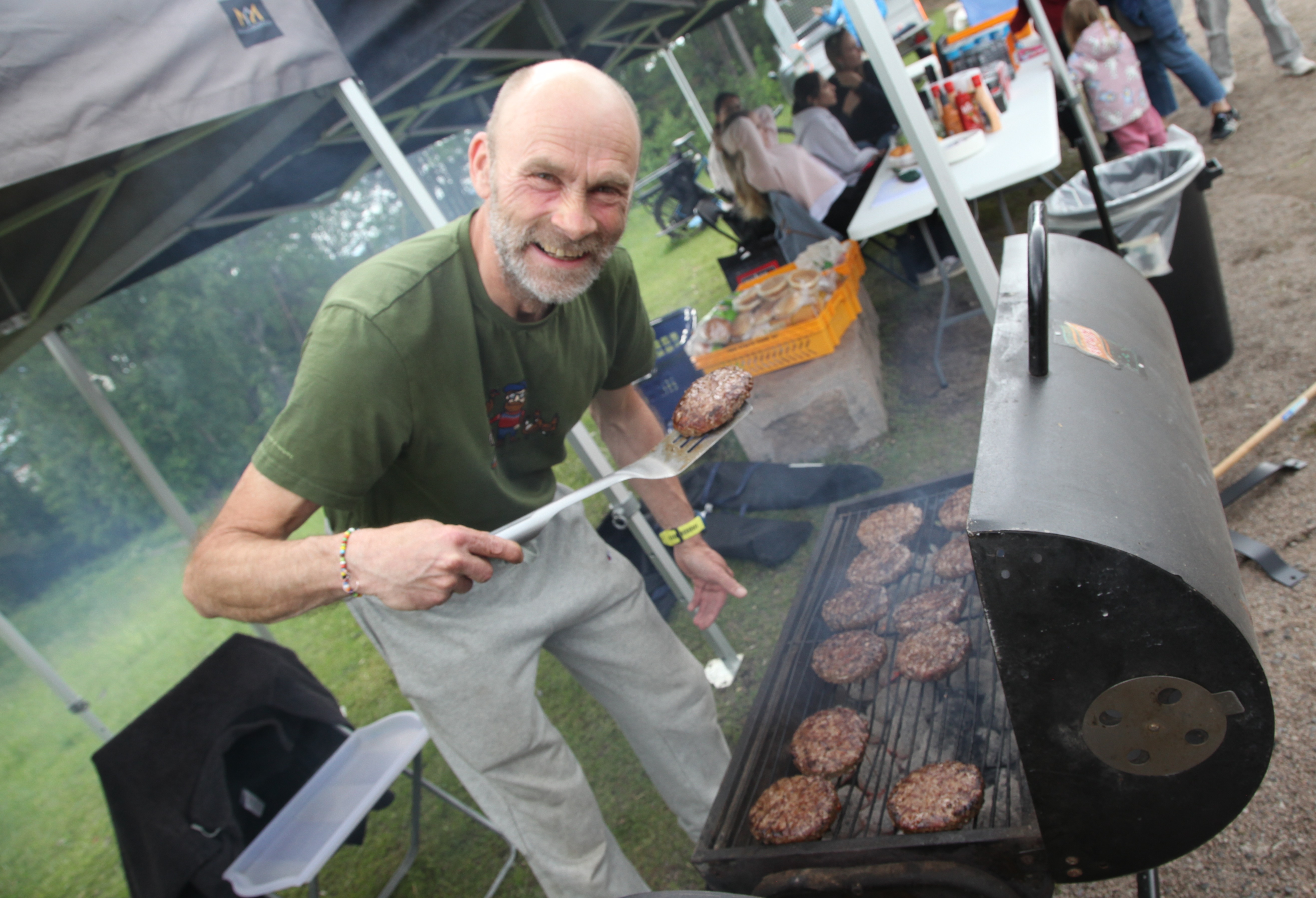 MESTERSTEKER CLAUS: Steddaburgeren er legendarisk, og klubbleder Claus Kvasnes vet hvordan den skal stekes. Denne gangen måtte det foregå i rekordtempo – for det var flere hundre burgere som måtte på grillen for at sultne øyfestivaldeltakere skulle bli mettet.