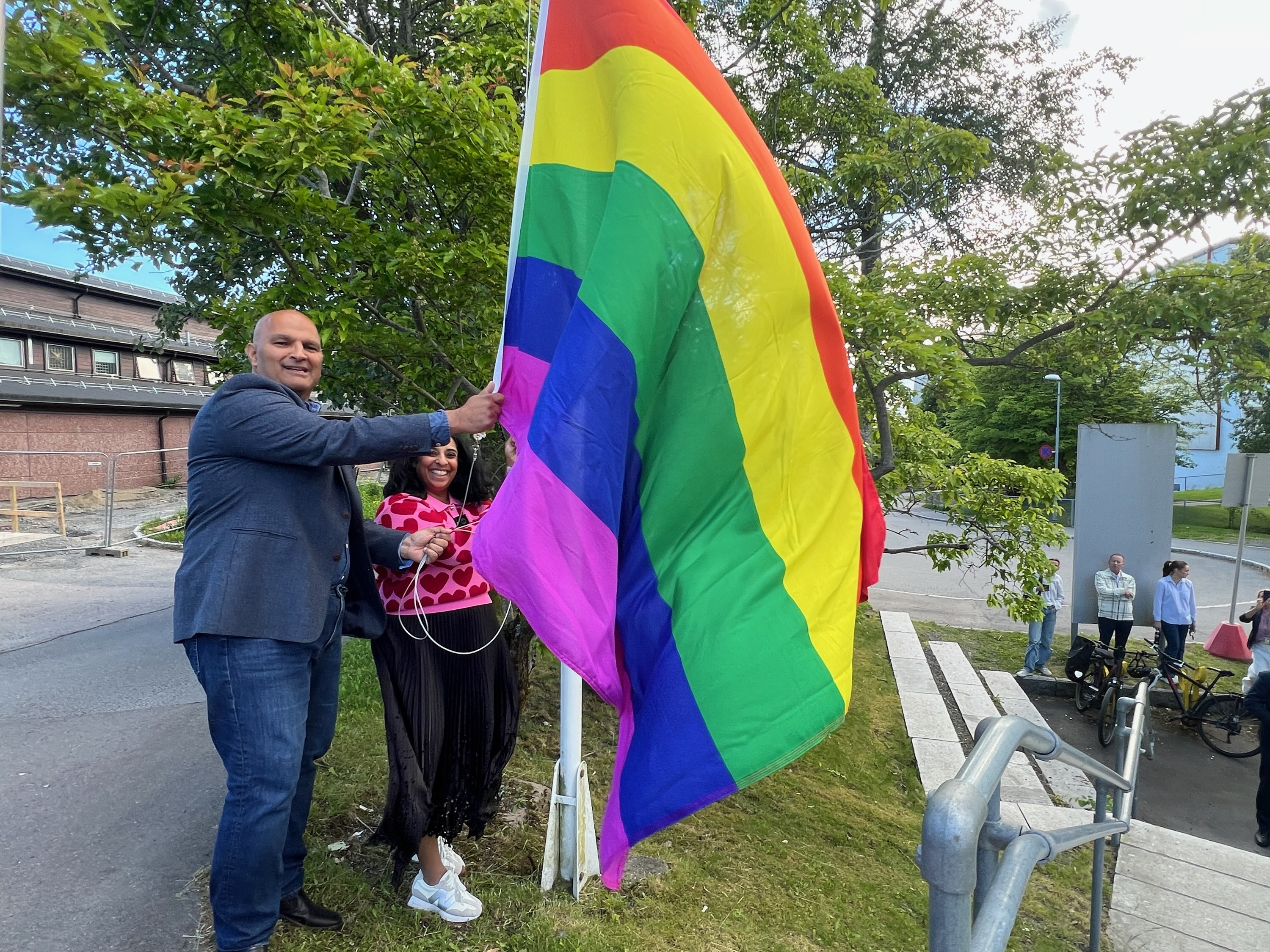 Bydelsleder Rashid Nawaz og kultur- og likestillingsminister Lubna Jaffery heiste regnbueflagget på Stovner torsdag kveld.