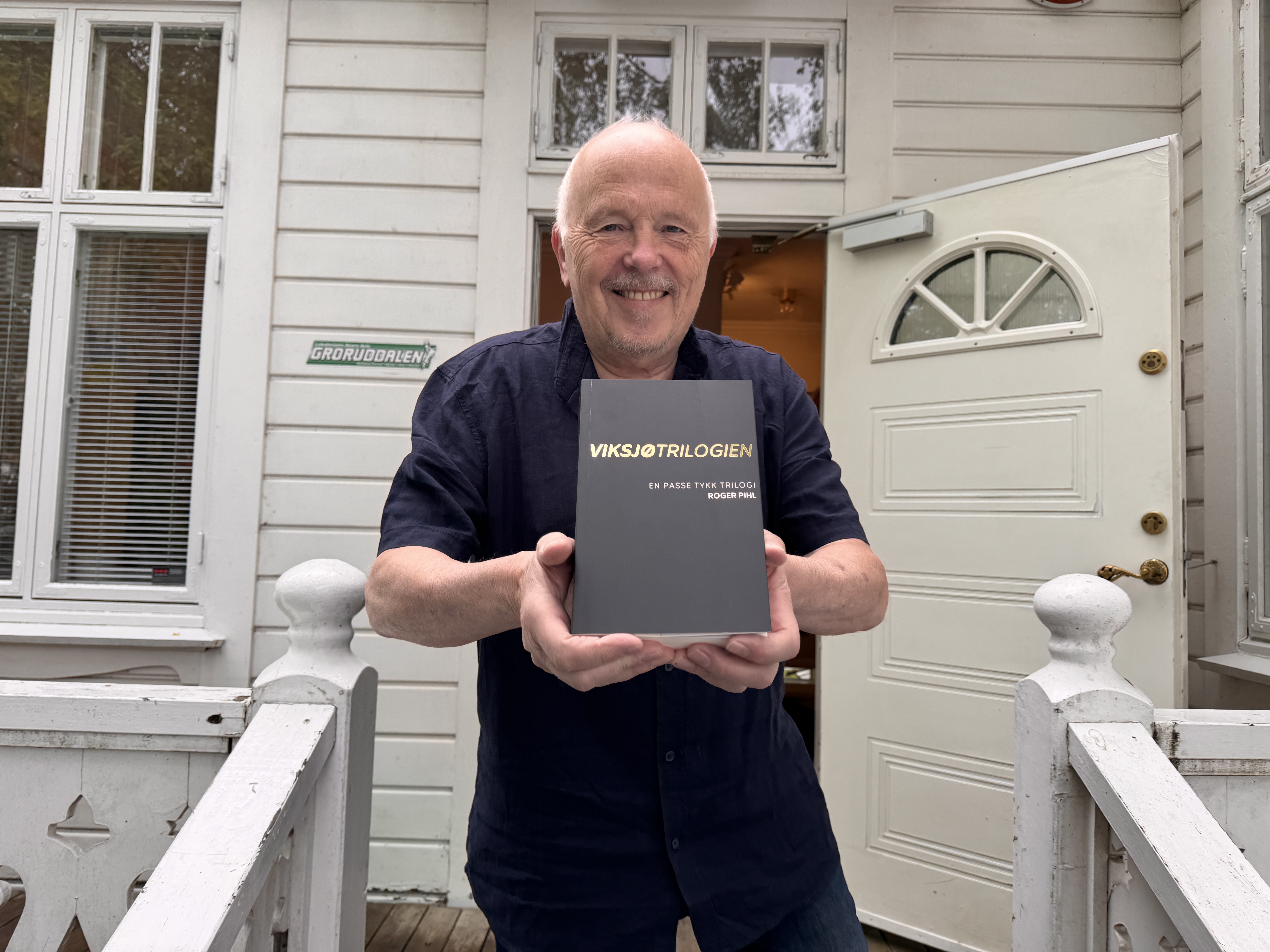 Roger Pihl har samlet de tre bøkene om Fredrik Viksjø i «en passe tykk trilogi».