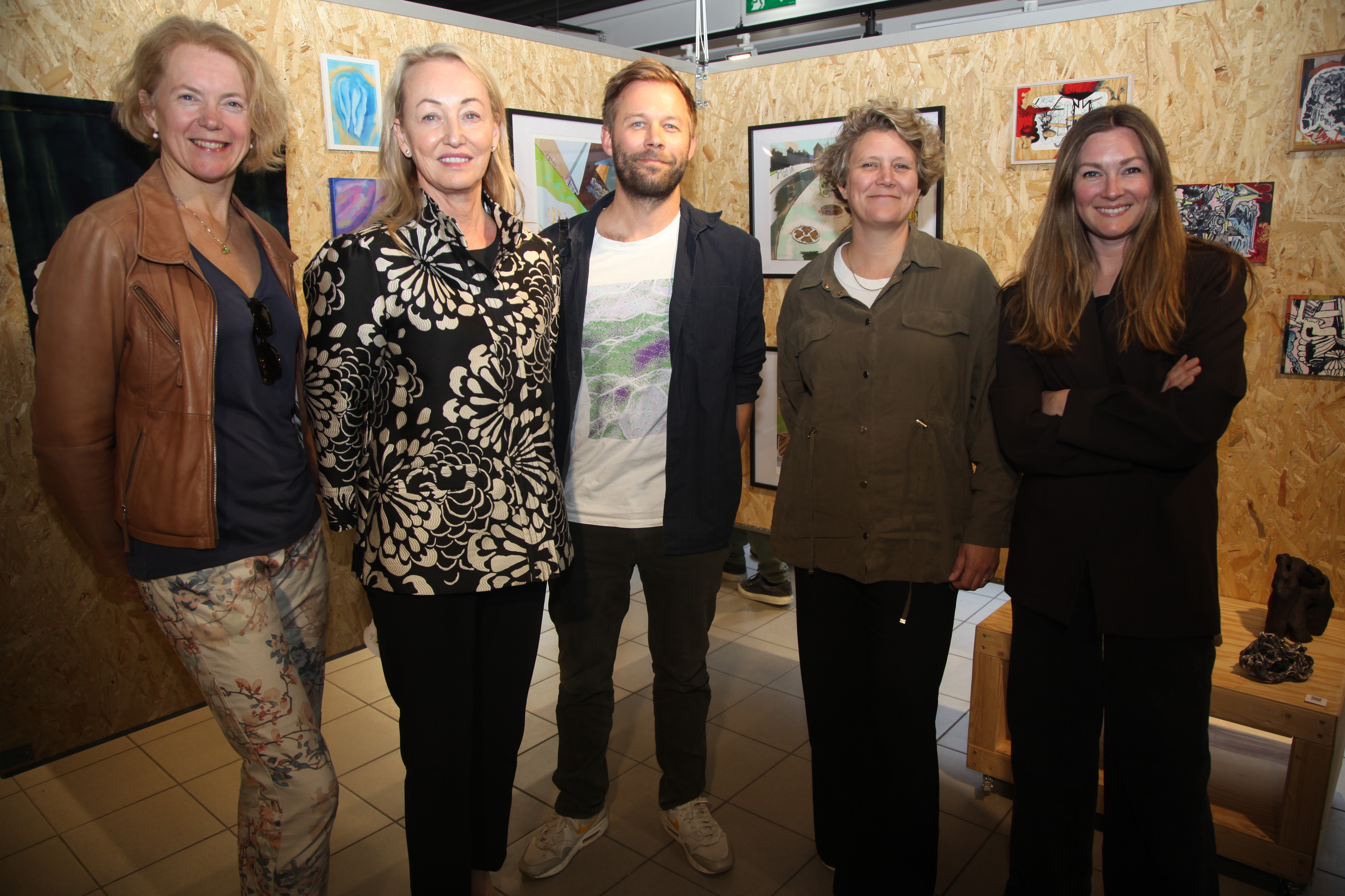 KUNSTGLAD GJENG: Katinka Greve Leiner, konsulent Ferds Sosiale Entreprenører (f. v.), Helene Gulaker Hansen, direktør Ferd Art-programmet, Christian von Hanno, Gründer og daglig leder Atelie, Henriette Skretteberg, direktør Ferd Sosiale Entreprenører og Katja van Etten Jarem, gallerisjef GalleryLab, kan smile bredt etter å ha konstatert at utstillingen Romsås Tower Art Fair allerede ved åpningen var en suksess.