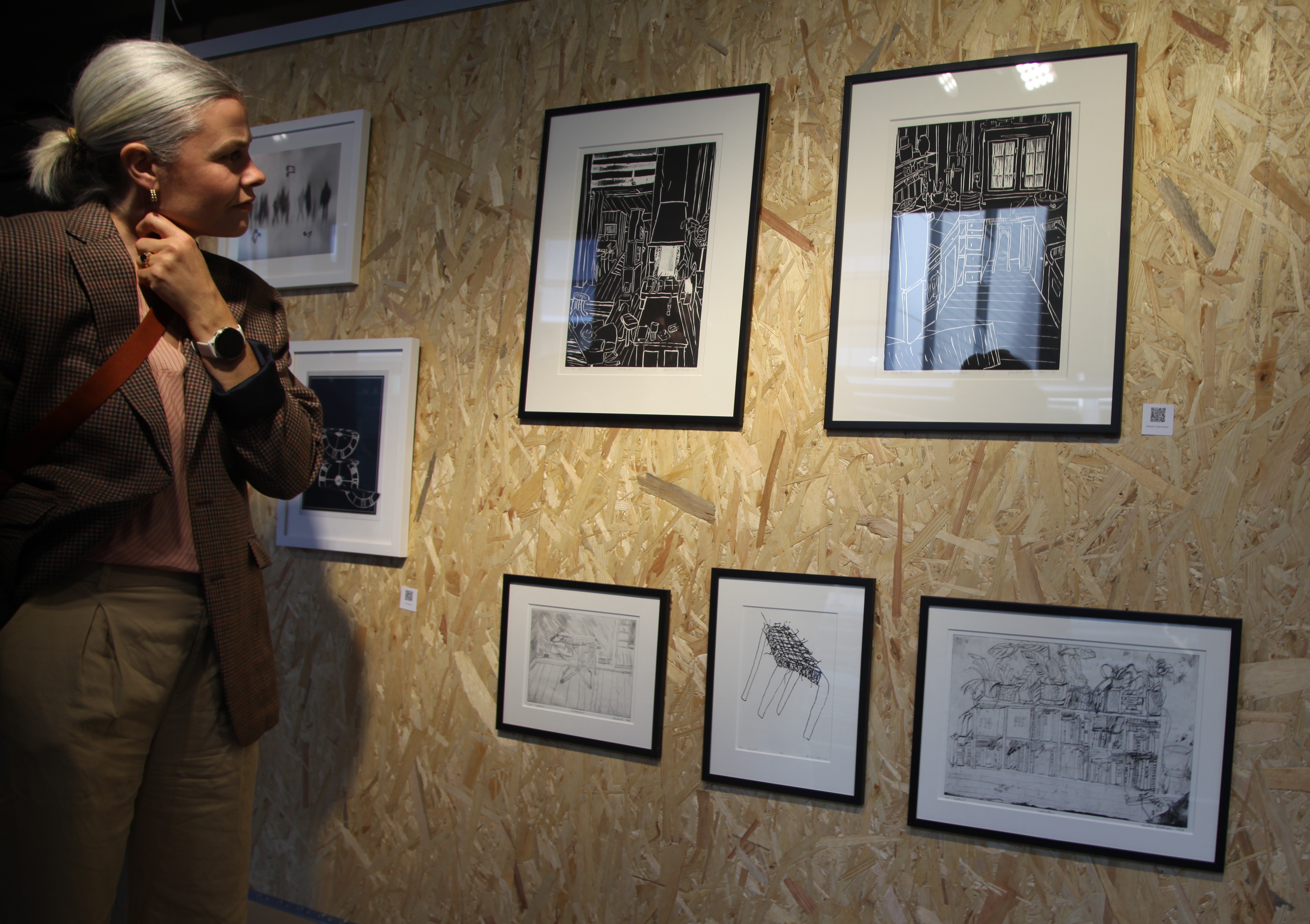 INTERESSERT PUBLIKUM: Det var mange som tok turen til Romsås Tower Art Fair i GalleryLab på åpningsdagen – og kunsten fra kunstnerne som har sine atelierer i etasjene over vakte stor interesse fra de besøkende.