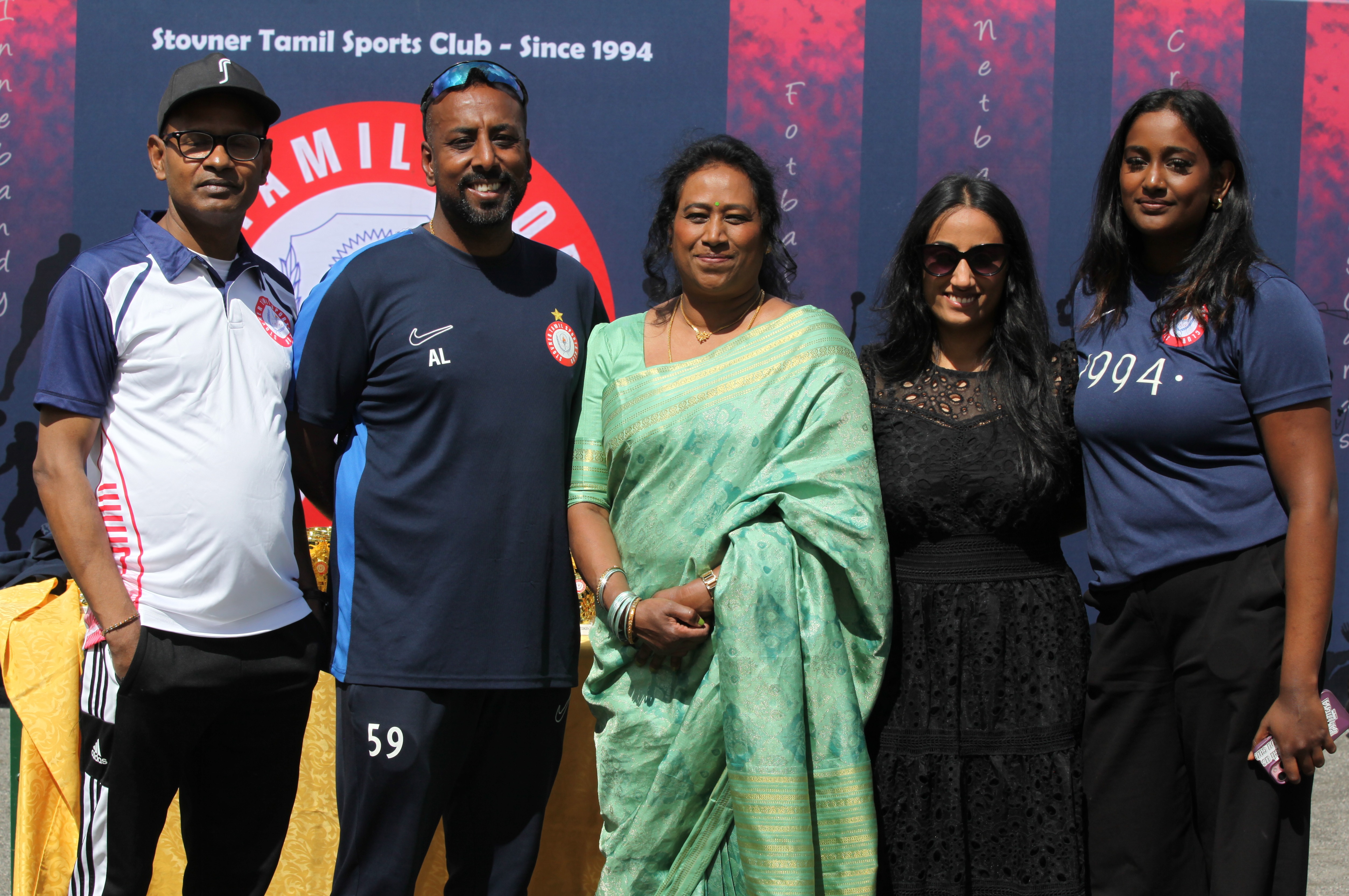 ÆREFULLT OPPDRAG: Ananth Sivalingam og Anton Ladislaus (leder) i Stovner Tamil Sports Club, Amirtha Mylvaganam som var æresgjest under årets friidrettsstevne, samt døtrene Anjali og Anjana. Amiratha var æresgjest fordi hun helt siden klubbens start i 1994 har vært både aktiv og frivillig.