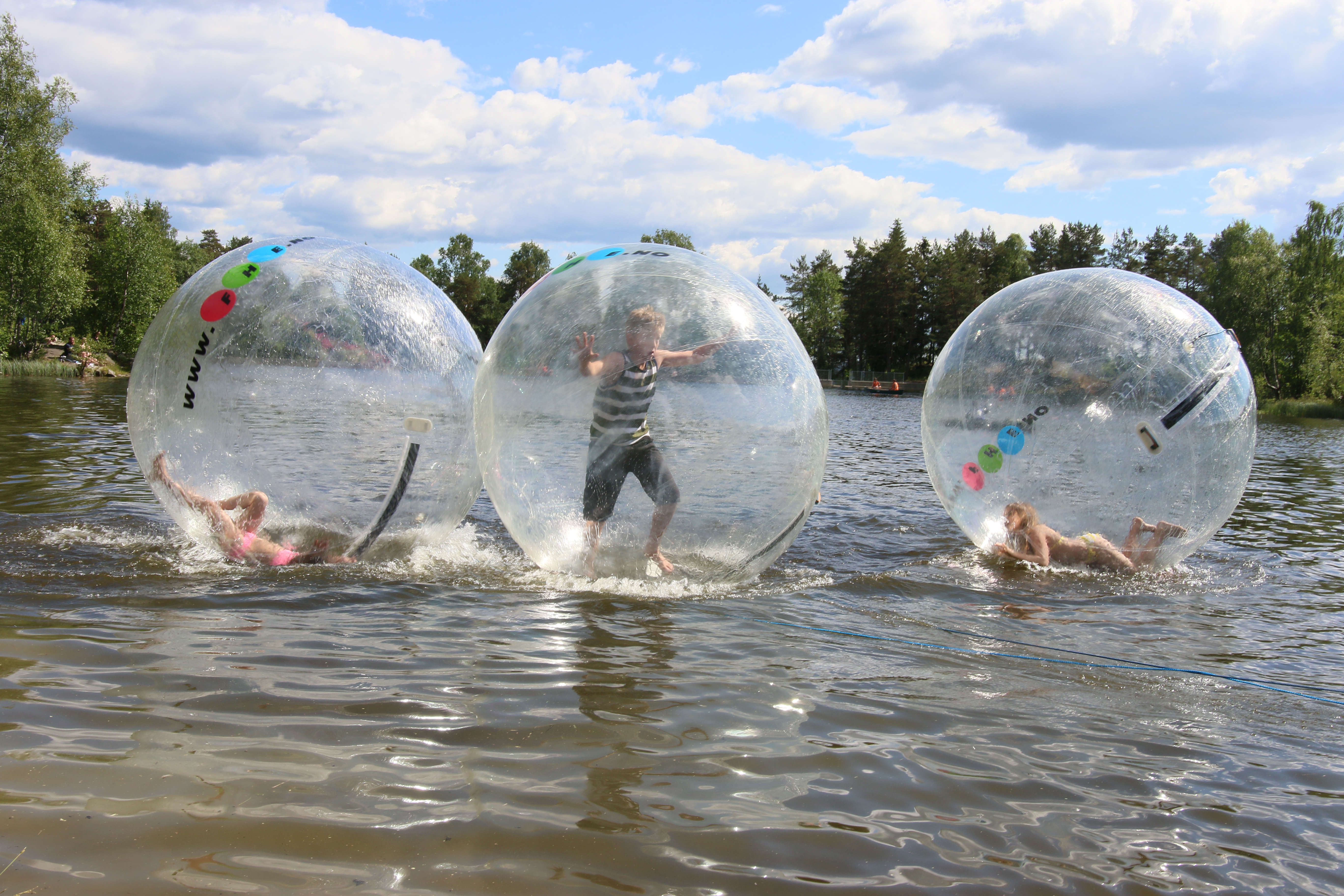MEST POPULÆRT: En tur i vannballong på Vesletjern er den største attraksjonen under Øyfestivalen – og det skjønner vi godt. Noen klarer faktisk «å gå på vannet» – men de fleste ender i de merkeligste stillinger – hvilket er det morsomste! Foto: STEDDA