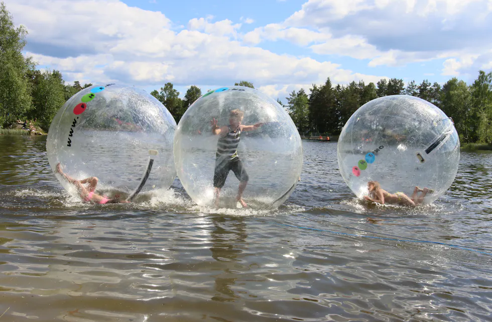 MEST POPULÆRT: En tur i vannballong på Vesletjern er den største attraksjonen under Øyfestivalen – og det skjønner vi godt. Noen klarer faktisk «å gå på vannet» – men de fleste ender i de merkeligste stillinger – hvilket er det morsomste! Foto: STEDDA