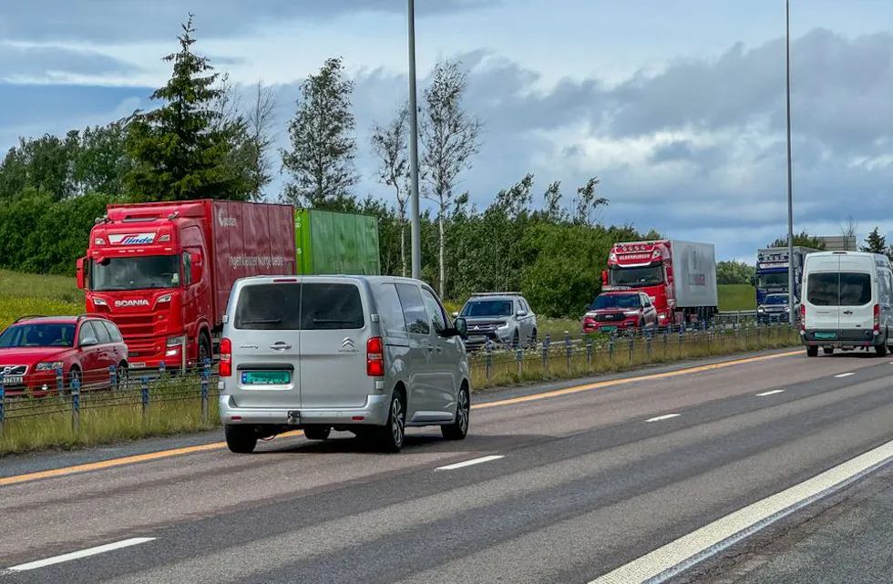 Trafikken er ofte tett i sommermånedene, og det er viktig å holde oppmerksomheten på veien og holde og avstand til bilen foran. – Hold fartsgrensen og unngå risikable forbikjøringer for din egen og andres sikkerhet, sier avdelingsdirektør for trafikksikkerhet Guro Ranes i Statens vegvesen (Foto: Bård Asle Nordbø, Statens vegvesen)