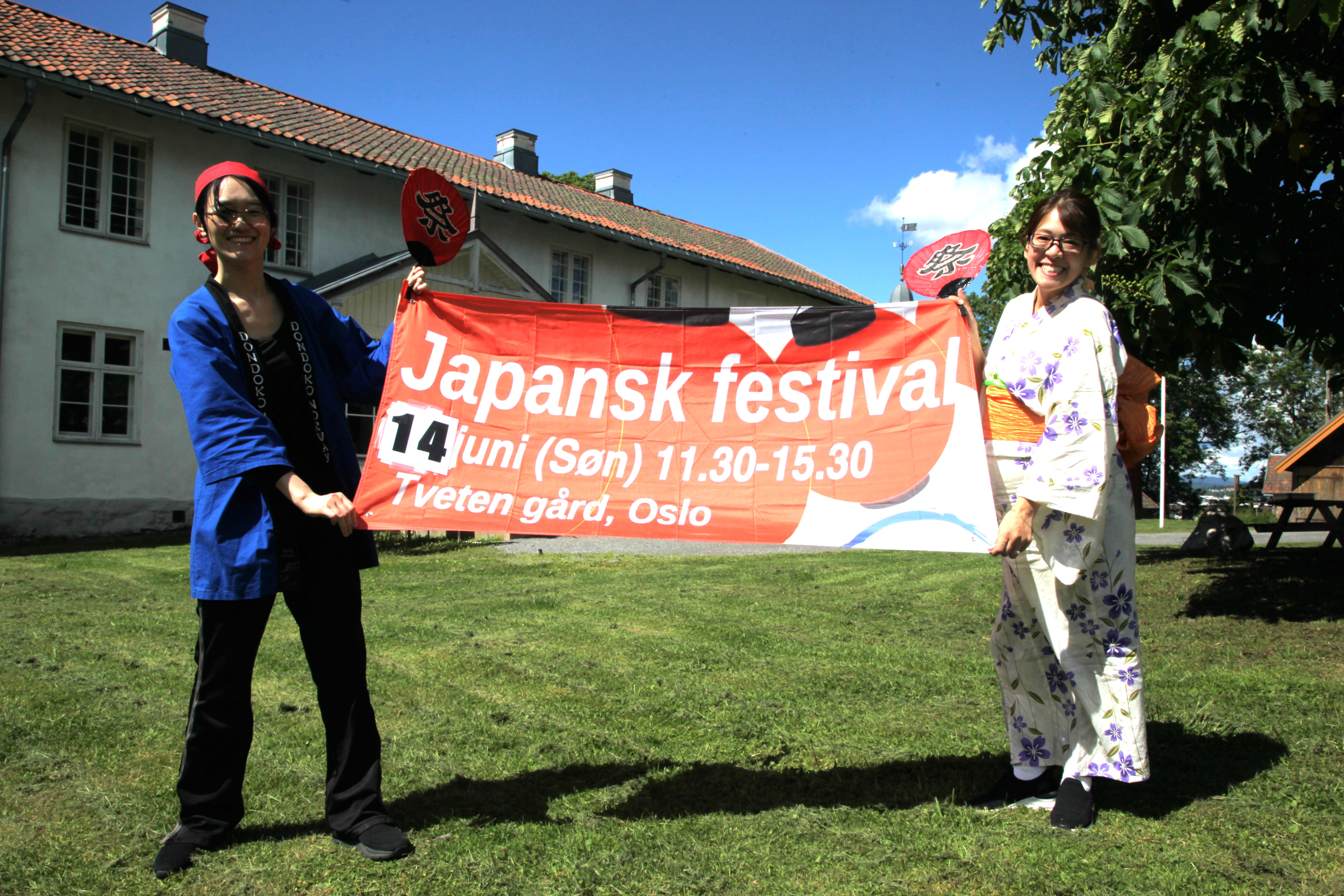 JAPANSK VELKOMST: Festivalsjefene Masayo Sato (t. v.) og Yuki Rishaug har for lengst slått seg ned i Norge – men nå vil de nok en gang presentere sitt hjemland i full bredde. Søndag blir det ny Japansk festival på Tveten gård.