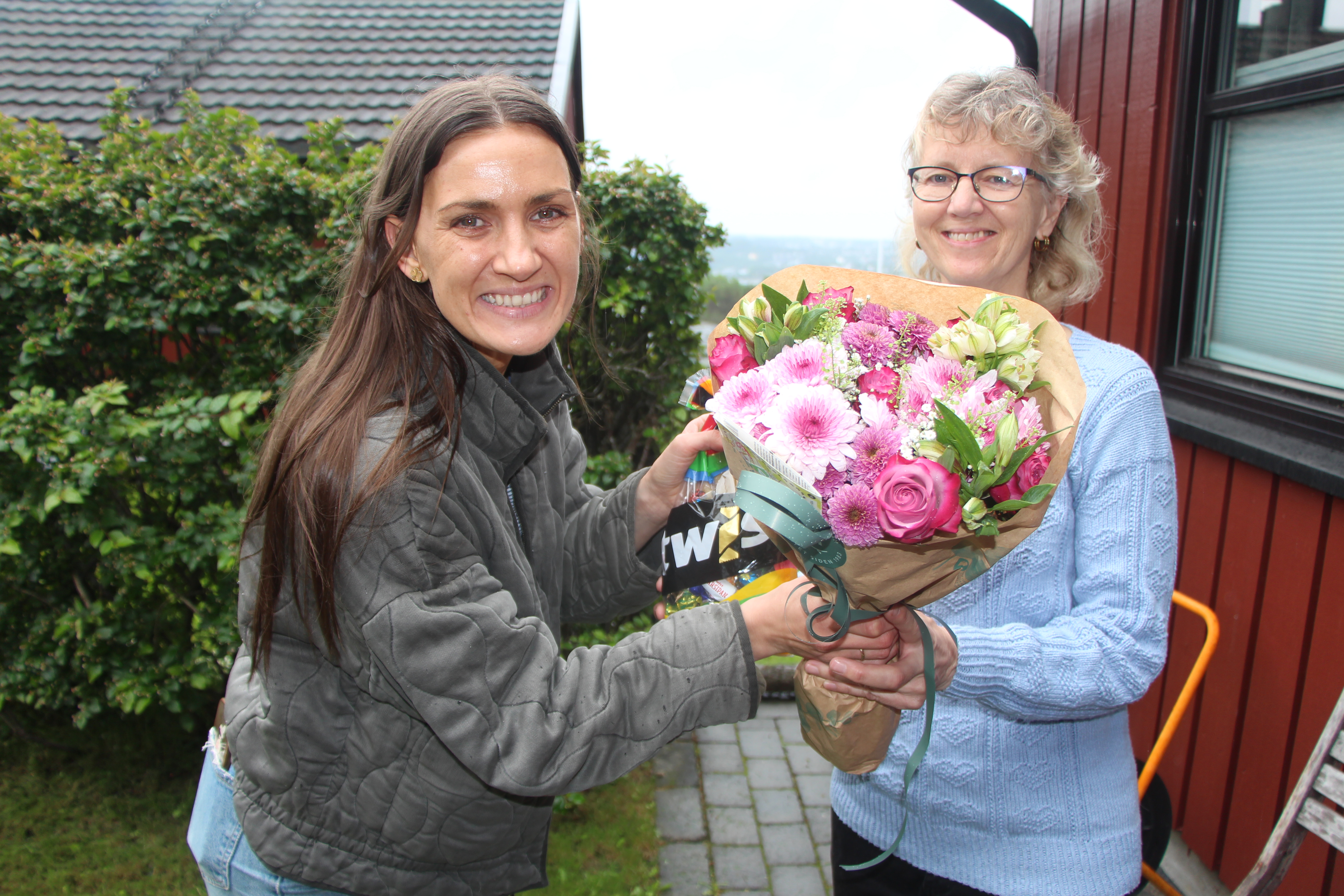 SAKEN ER AVSLUTTET: Kjeppehest-tyven er avslørt og premien er delt ut – og både mesterdetektiv Martine Myhre Shurdhiqi og detektivmedhjelper Elisabeth Lunde Seland virker fornøyde med utfallet. Nå gjenstår det bare å se hva sommeren – og lokalavisa – finner på neste gang.