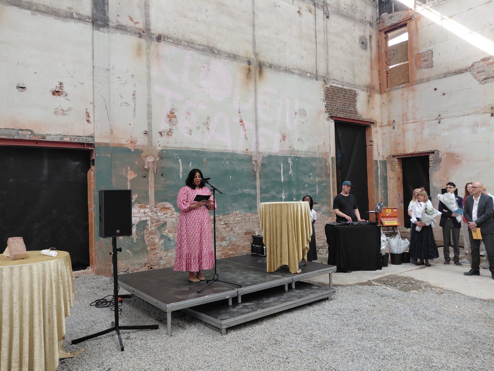 ØKERN: Kultur- og likestillingsminister Lubna Jaffery taler under markeringen av grunnsteinsnedleggelsen for Kloden teaters nye teaterhus i Kabelgata på Økern onsdag.
