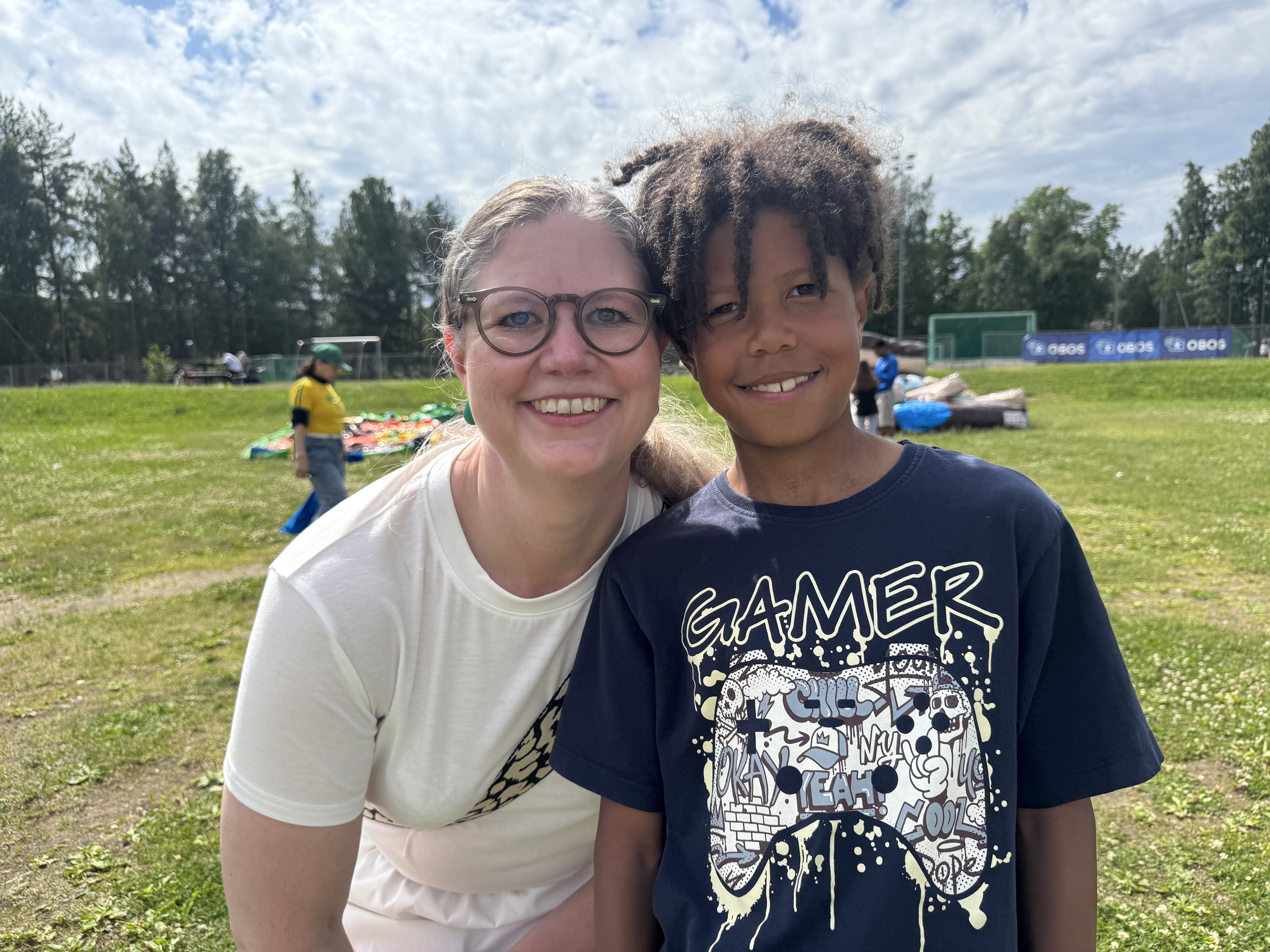 MOR OG SØNN PÅ BESØK: Ragnhild Flingtorp og sønnen Magnus tok turen fra Lindeberg for å nyte festivaldagen. Begge trekker fram fellesskapet som noe av det beste med arrangementet.
