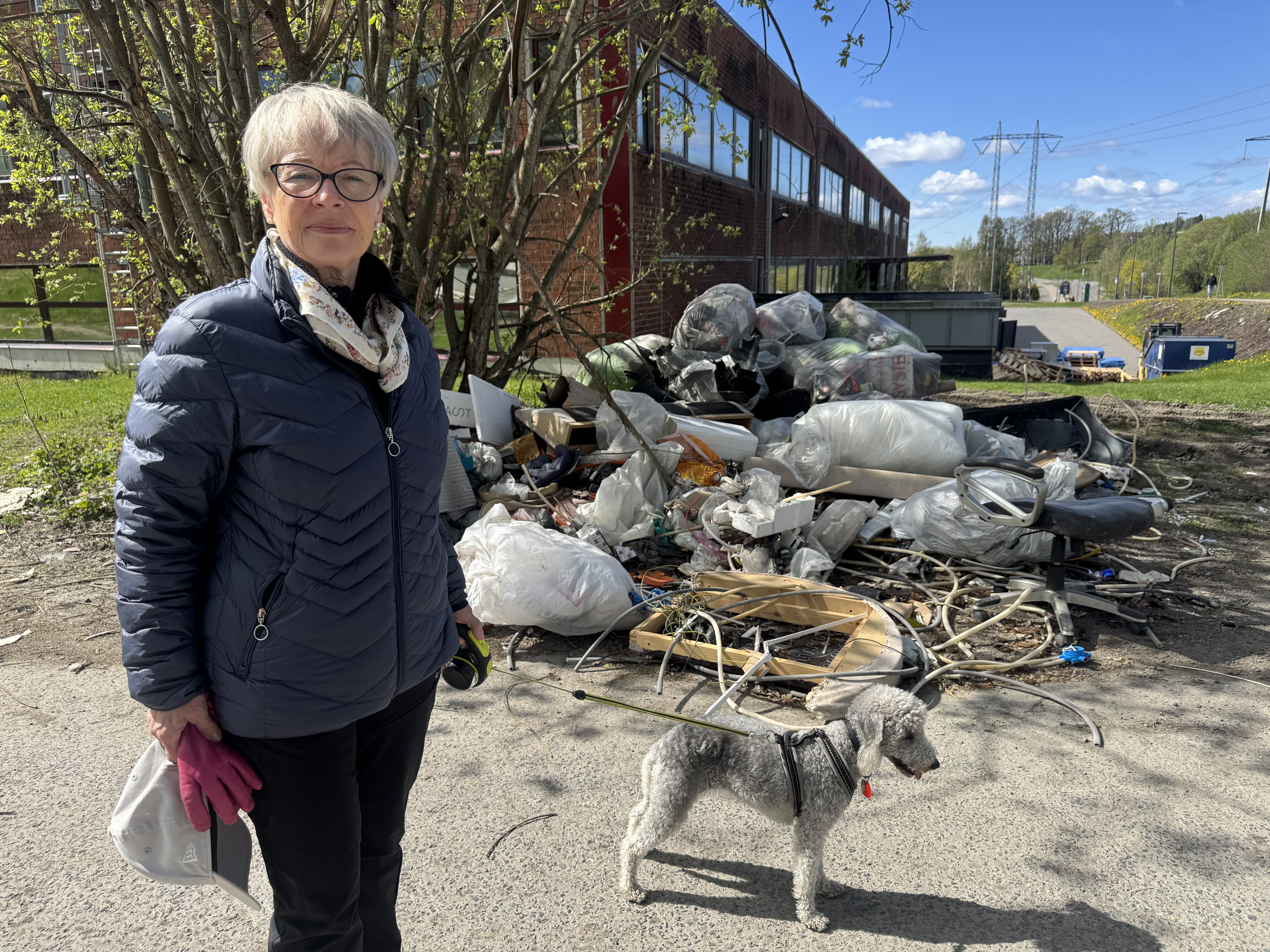 UTRIVELIG: Else-Christin Viumdal reagerer sterkt på synet av et område fullstendig  ødelagt av store mengder forsøpling.