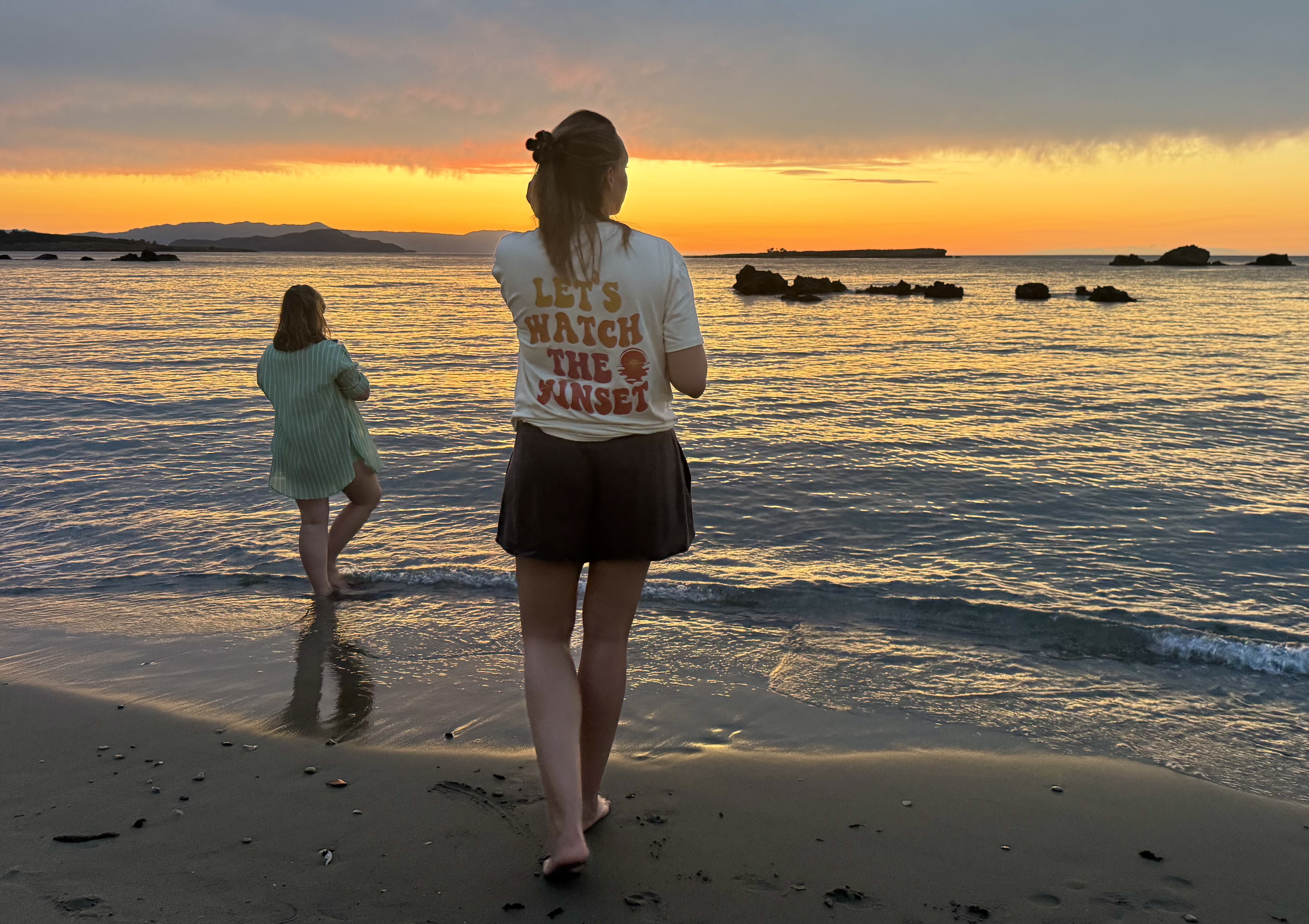SOLNEDGANG PÅ SOLNEDGANG: Teksten på T-skjorta gjorde motivet fra Nea Chora-stranda på Kreta litt annerledes. Bildet ga Brith Dybing fra Veitvet en ny ukesseier – for andre sommer på rad. 