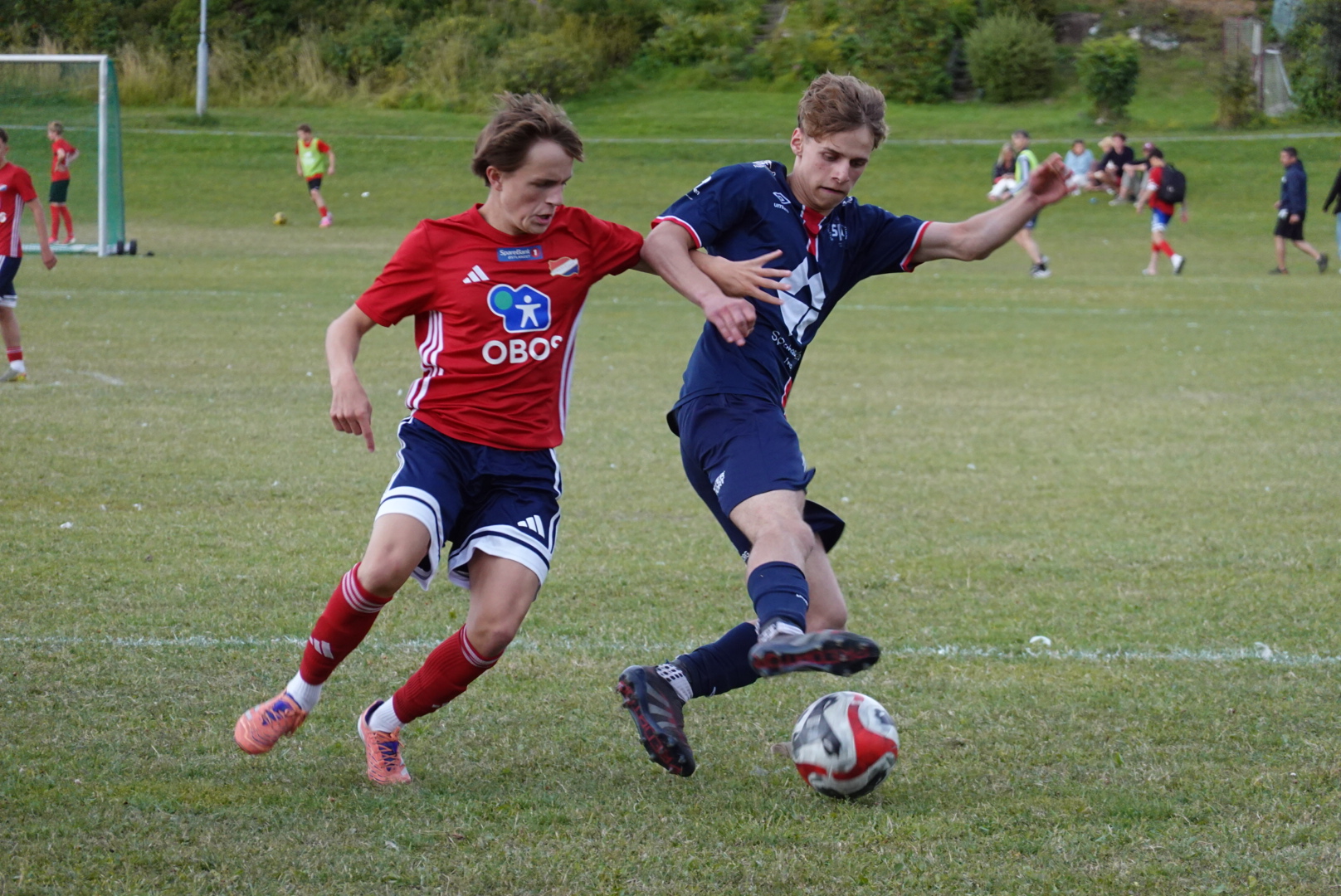 DUELL: Hasle-Lørens G16 sikret gruppeseieren med 2–1 over Sykkylven. Foto: Helen Rist.