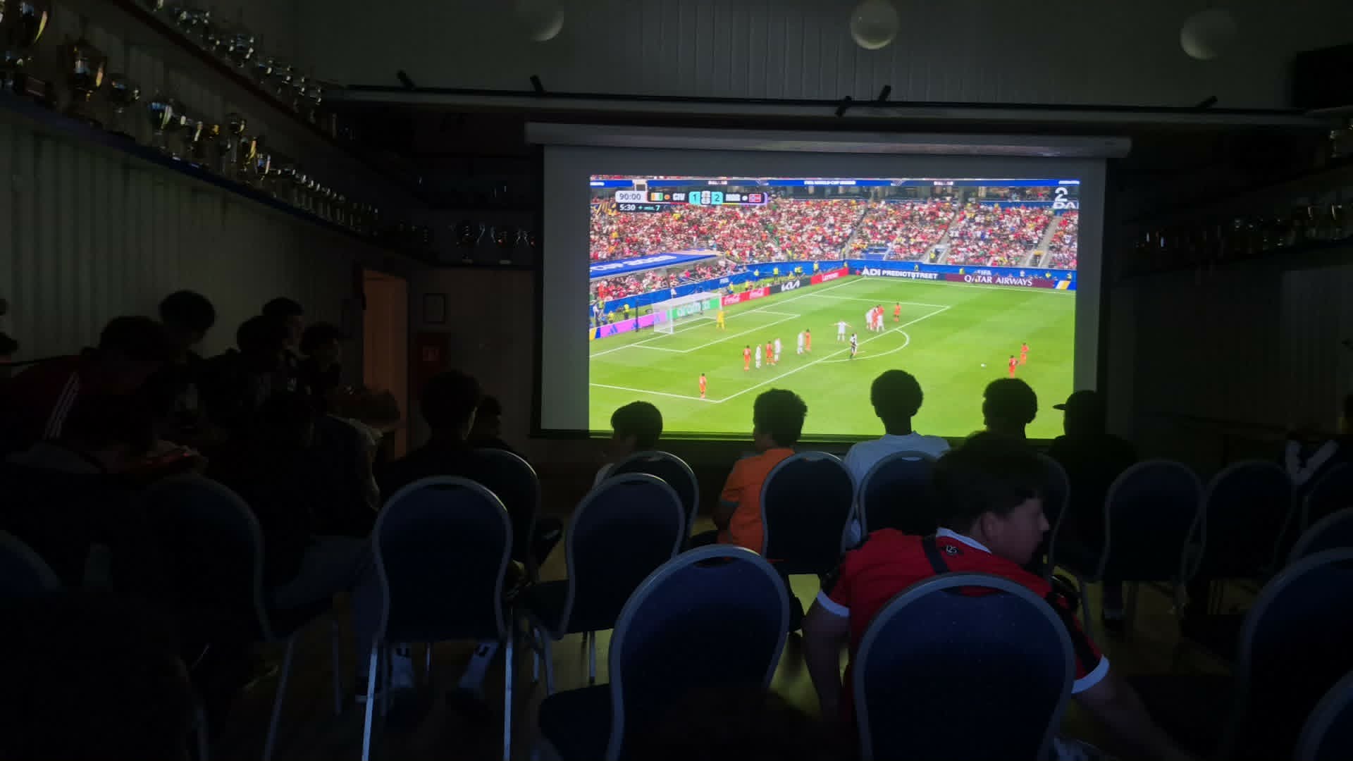 SAMLET FOR VM: Storsalen i klubbhuset ble fylt med fotballinteresserte under de første visningene av GREI-kino-konseptet.