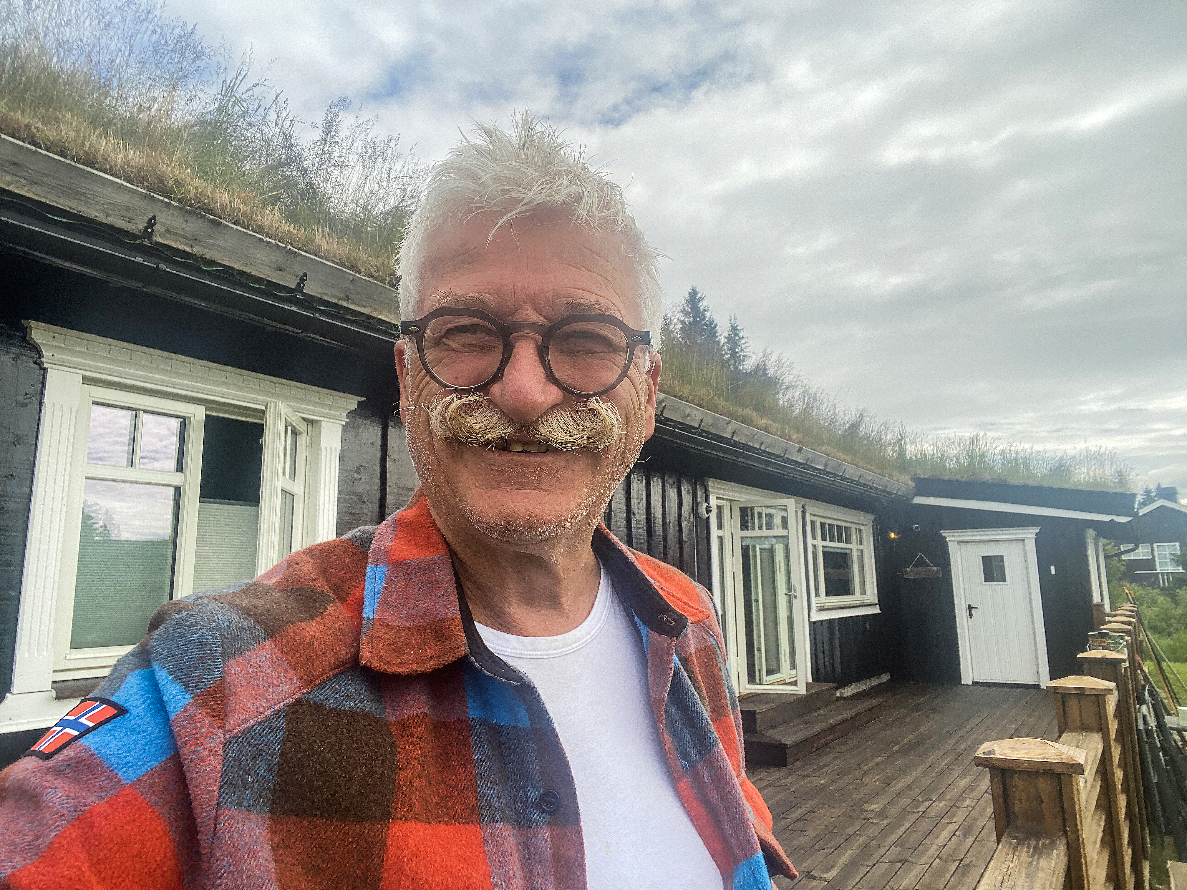 OPTIMIST: Senterleder Hans Georg Helberg kan se tilbake på et sterkt første halvår ved Alna senter. Omsetningen har økt med 6,5 prosent sammenlignet med samme periode i fjor – bedre enn budsjettert – og Helberg mener både målrettet utvikling av senteret og et lysere økonomisk bilde har bidratt til veksten. Nå har han tro på en fortsatt positiv utvikling gjennom resten av året. Vi treffer han på hytta hvor han puster ut etter enda et aktivt halvår som senterleder.