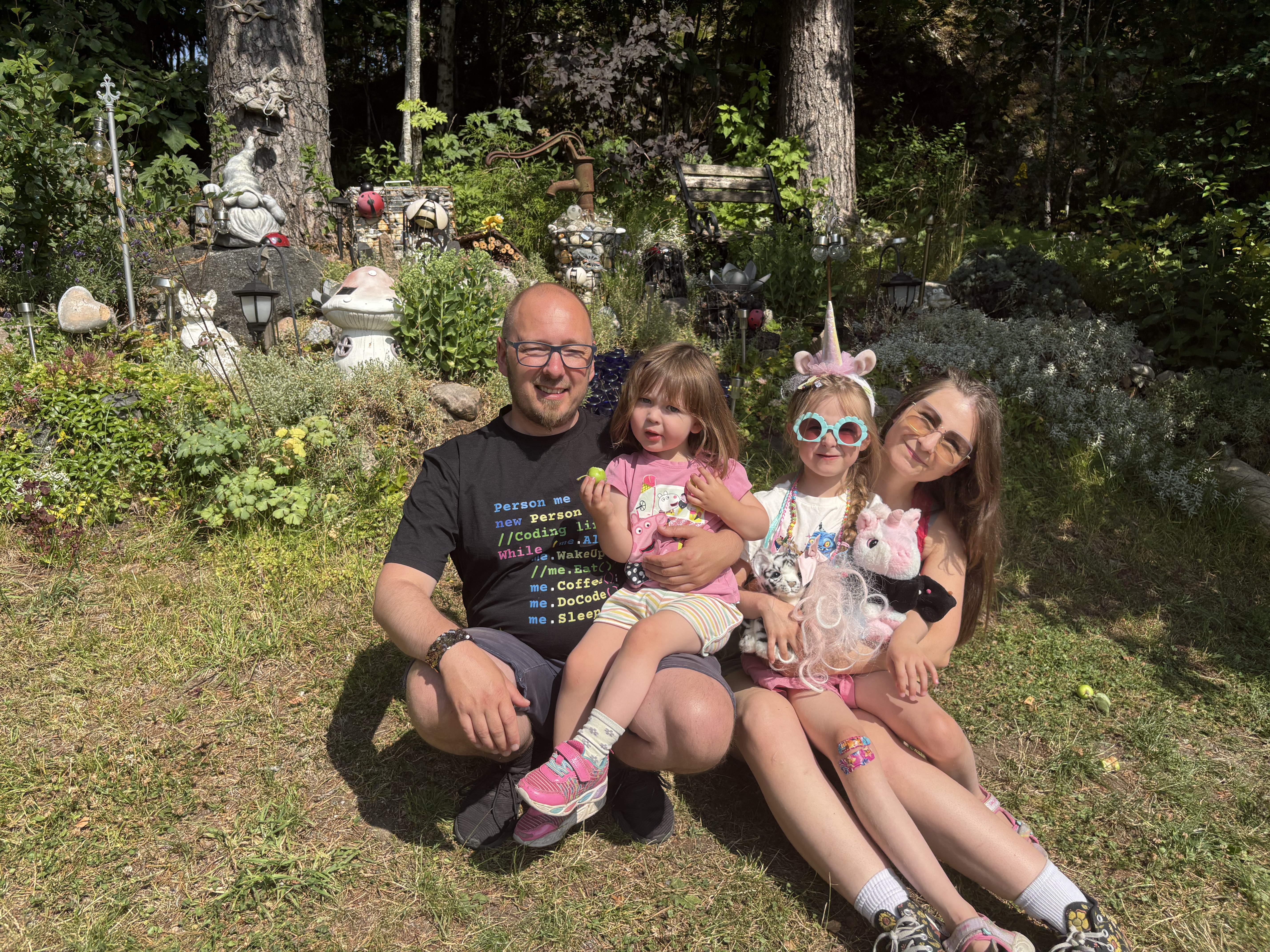 HOTELL FOR SMÅKRYP: Kvister, kongler, mose og bark ble forvandlet til et hjemmelaget insekthotell på én sommerdag.