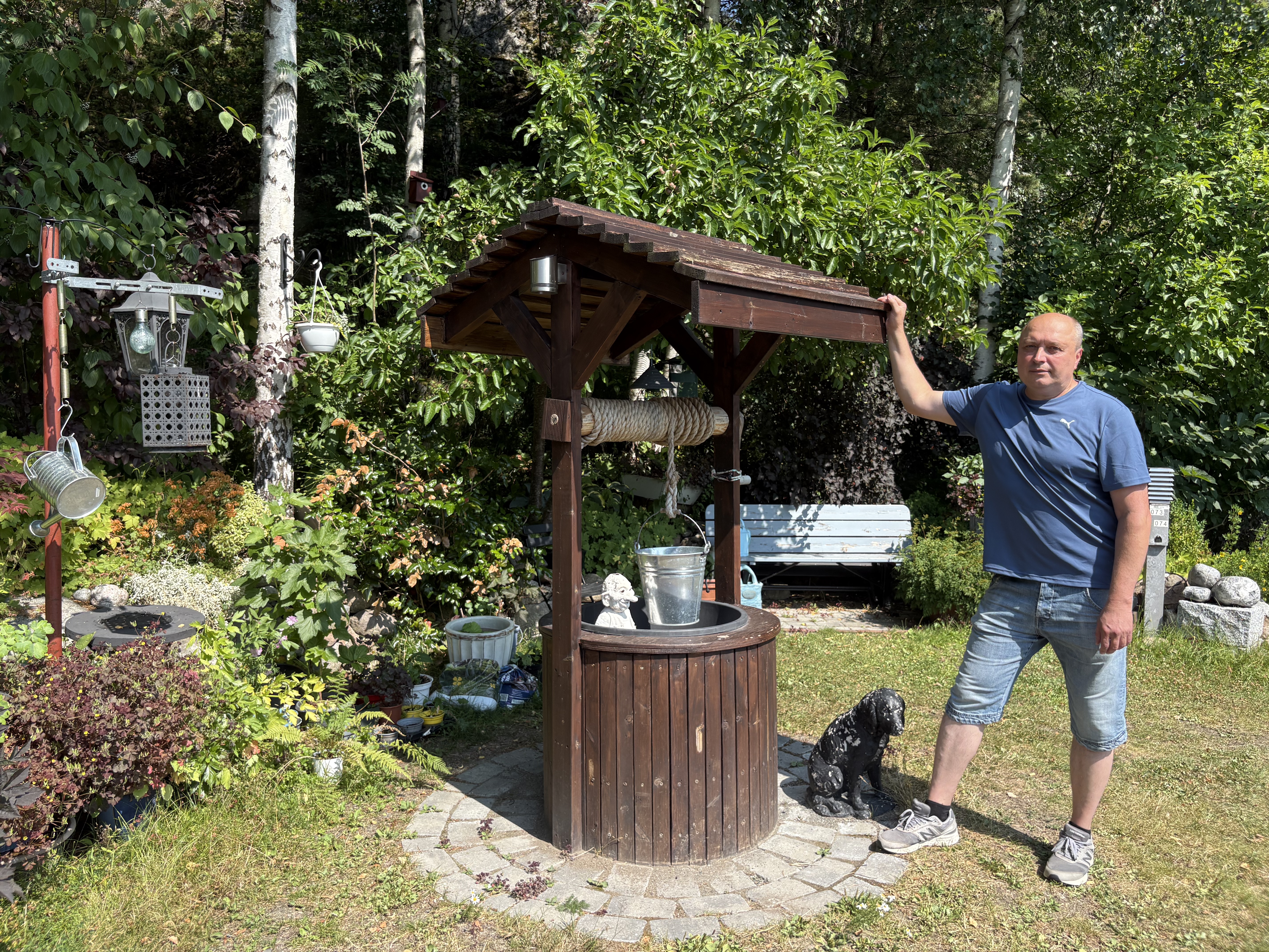 NABOLAGSPROSJEKT: Den dekorative brønnen er blant innslagene Ruslan har laget sammen med naboene Sven Thorsen og Kenneth Lødding.