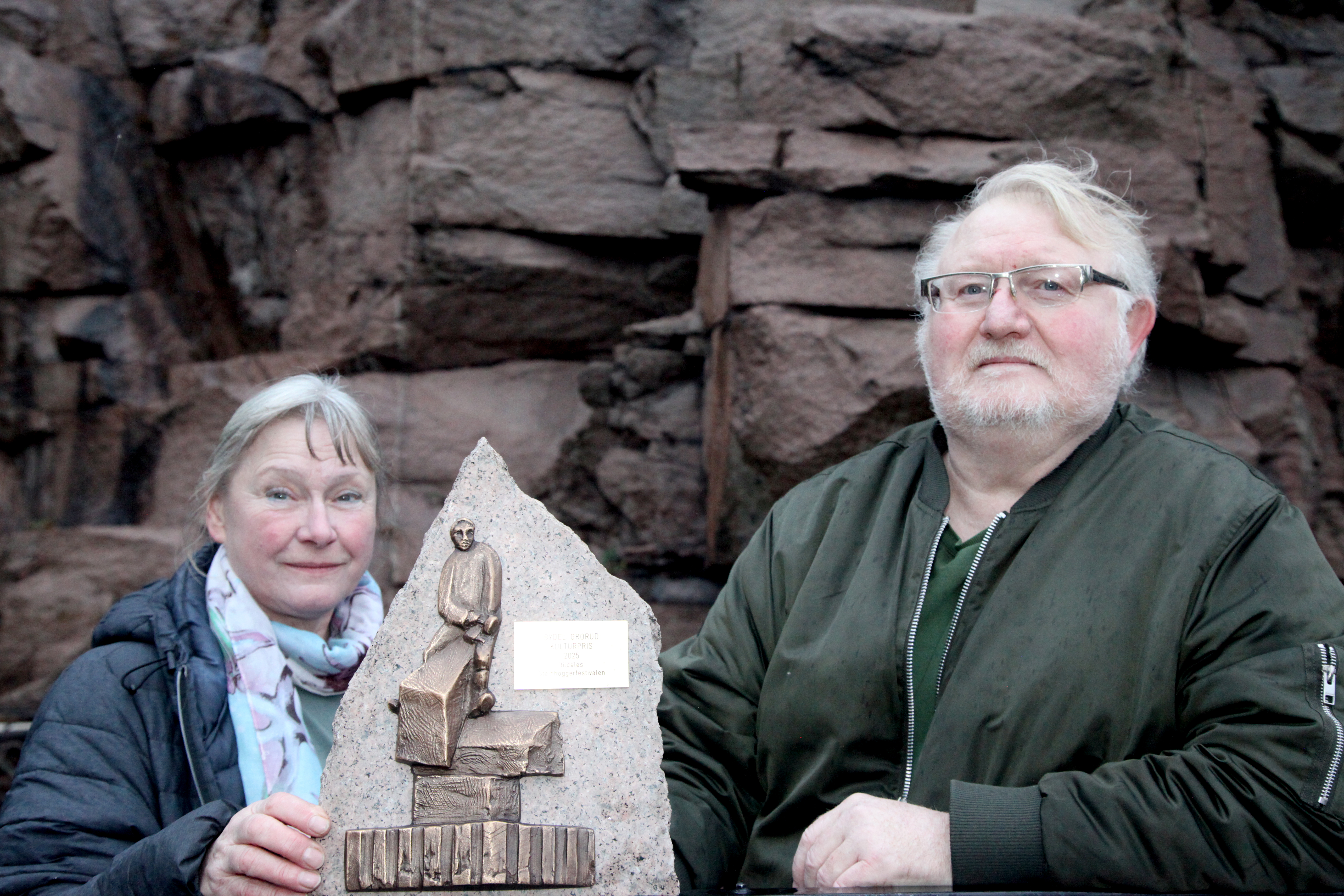 FORTJENT HEDER: Frøydis Arnesen og Chris Fleury kunne i fjor fortjent motta Bydel Groruds Kulturpris etter å ha arrangert Steinhoggerfestivalen ti ganger. Nå er de klar for årets festival og har plukket ut årets 18 deltakere.