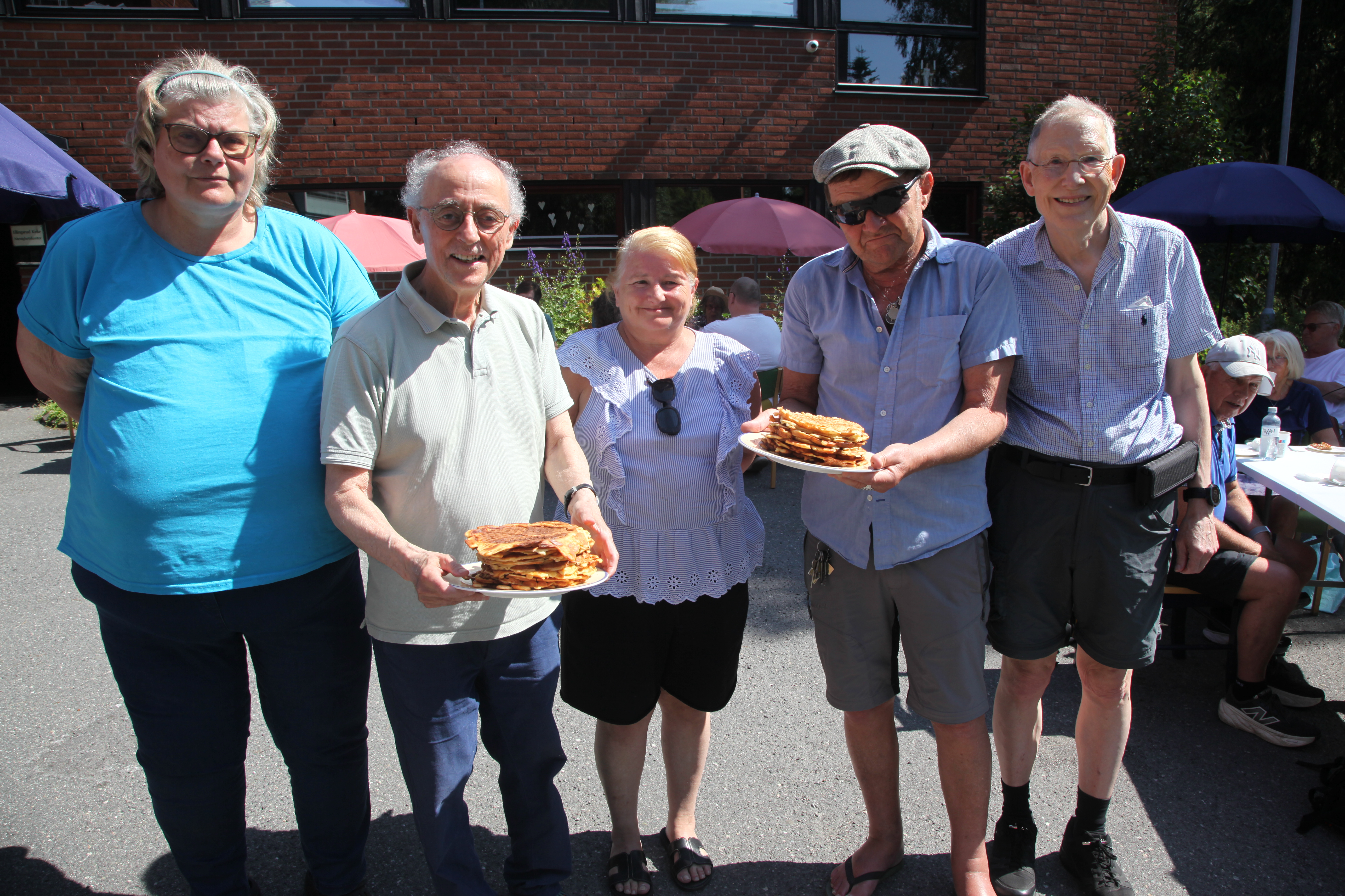 FRIVILLIG VAFFELSERVERING: Ann-Elisabeth Kristiansen (f. v.), Bjørn E. Engstrøm, Jadranka Iskric, Olav Uthaug og Knut Bøe tar ansvar og sørger for sommerkafe utenfor Ellingsrud kirke - hvor vaflene er så gode at det nesten er ubeskrivelig. I tillegg må folket jages hjem når serveringen er slutt!