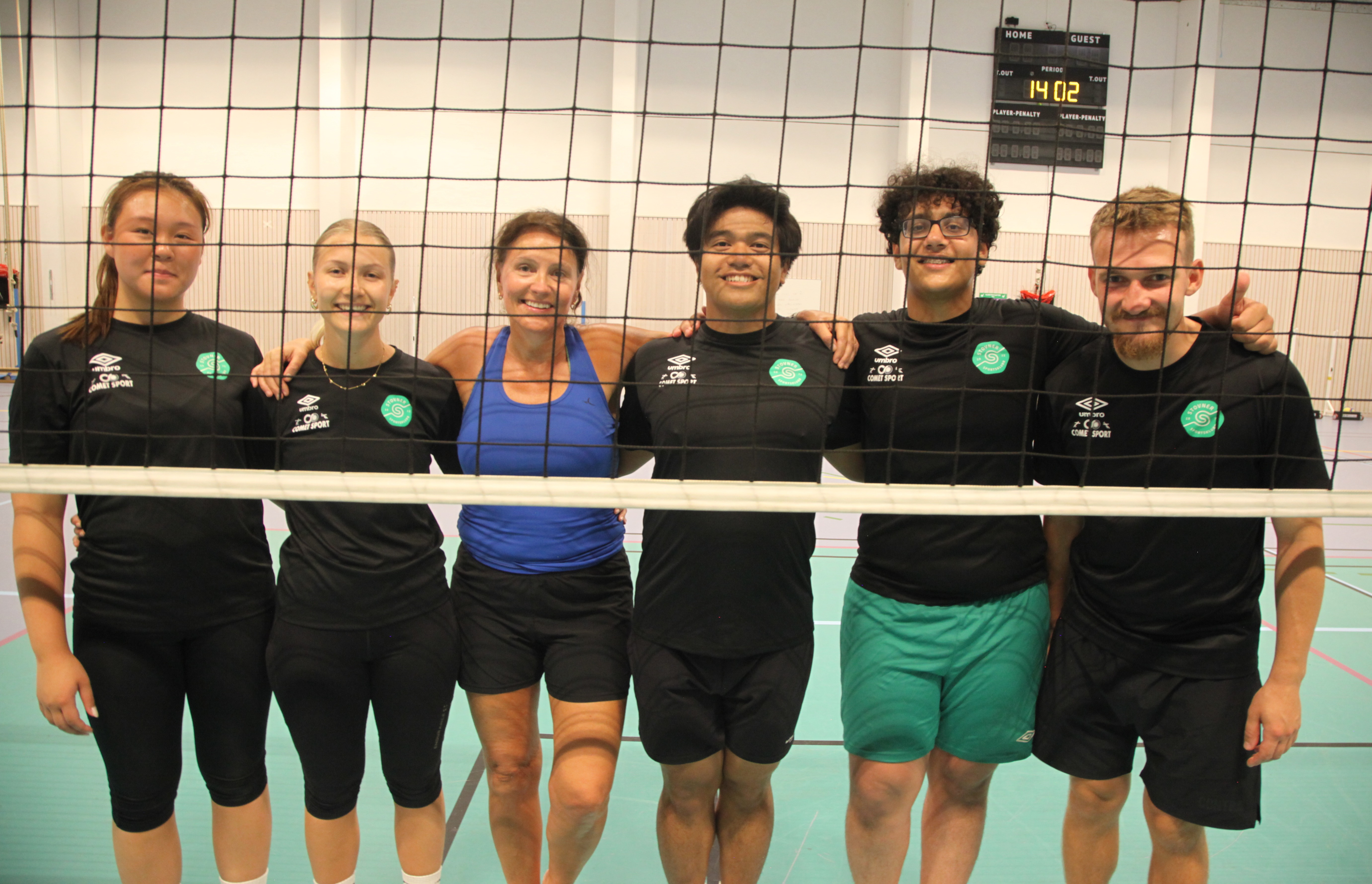 STOLT LEDER: Daglig leder i Stovner SK, Mariann Staxrud Utstumo (i blått) er kjempefornøyd med innsatsen til Cathrine (f. v.), Thea, Hans, Wadid og Kacper som er trenere i Stovner SK og sommerjobbende ungdommer (og noen begge deler).