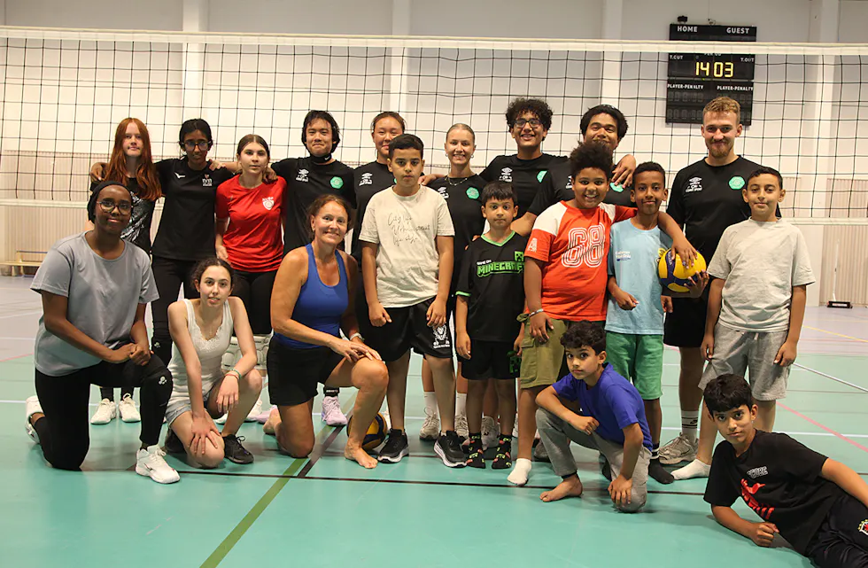 BLIDE VOLLEYBALLFOLK: En hel uke med volleyball i Stovnerhallen. Her kun en del av gjengen som storkoser seg med en av verdens mest utbredte idretter.