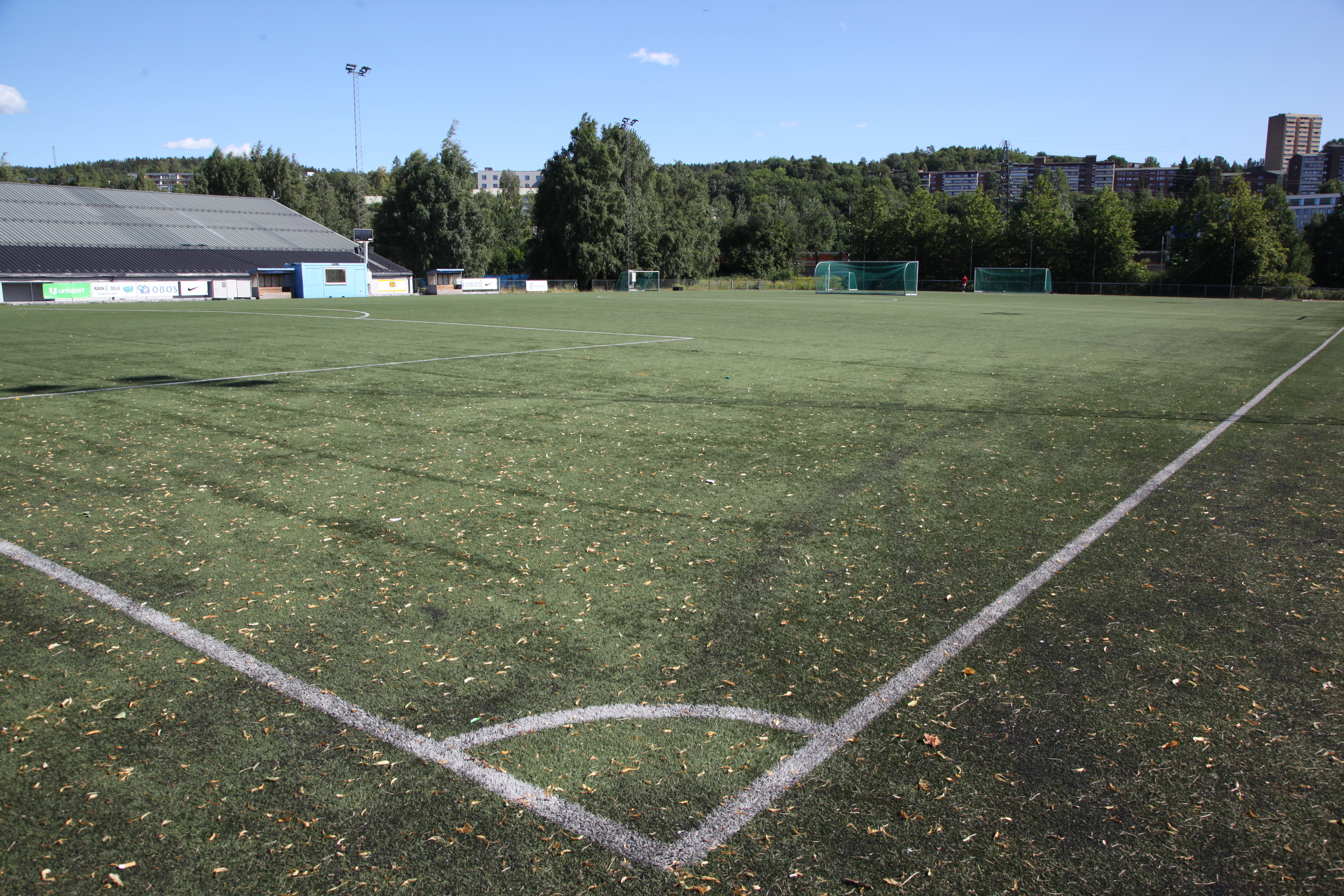 STILLE FØR STORMEN: Når Norway Cup starter i helga vil det bli et yrende liv og fotballspill fra tidlig morgen til sent kveld på kunstgressbanen ved IKEA.