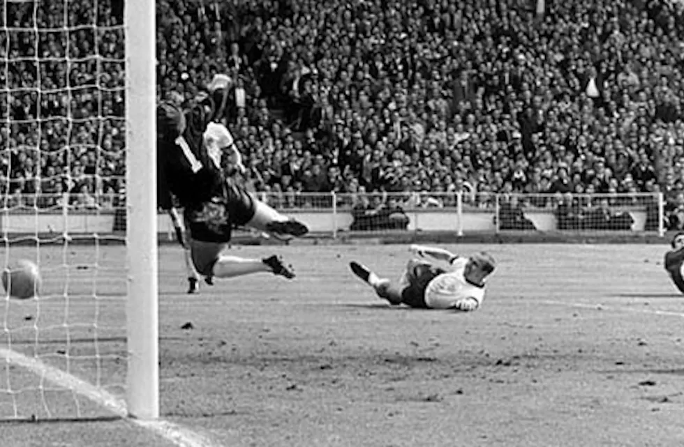 ALDRI MÅL: Ballen som Geoff Hurst sendte av gårde i VM-finalen mot Vest-Tyskland på Wembley i 1966 var aldri over mållinja. Siden har ikke England vunnet VM - ei heller i år - etter kampen mot Norge skal de sendes hjem. Foto: Wikipedia
