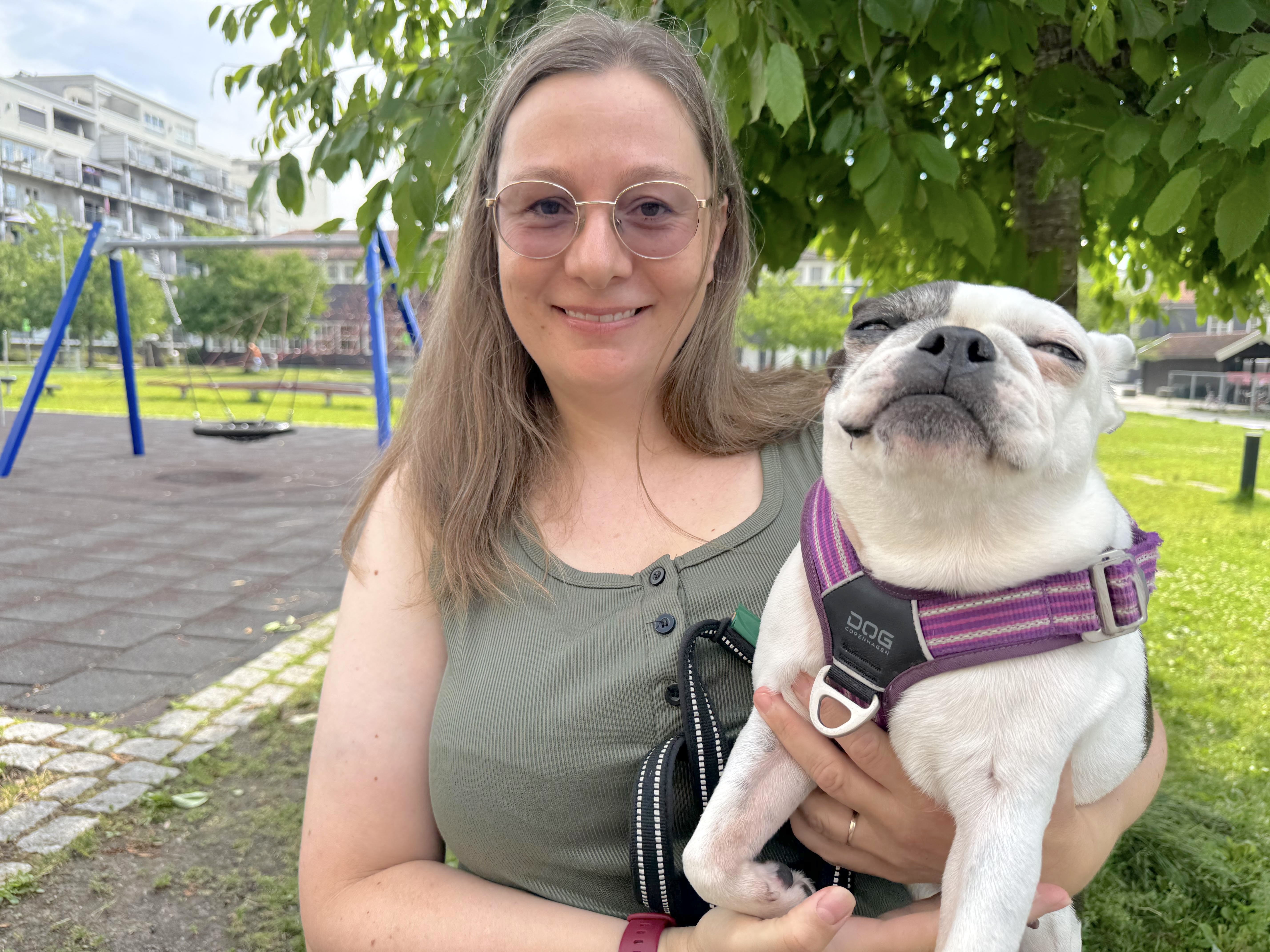 MATMOR OG LUNA: Hege Erlandsen passer ekstra godt på hunden Luna i sommervarmen. På de varmeste dagene blir turene kortere, og skygge og badevann er viktig for å holde firbeinte avkjølt.
