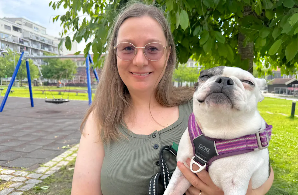 MATMOR OG LUNA: Hege Erlandsen passer ekstra godt på hunden Luna i sommervarmen. På de varmeste dagene blir turene kortere, og skygge og badevann er viktig for å holde firbeinte avkjølt.