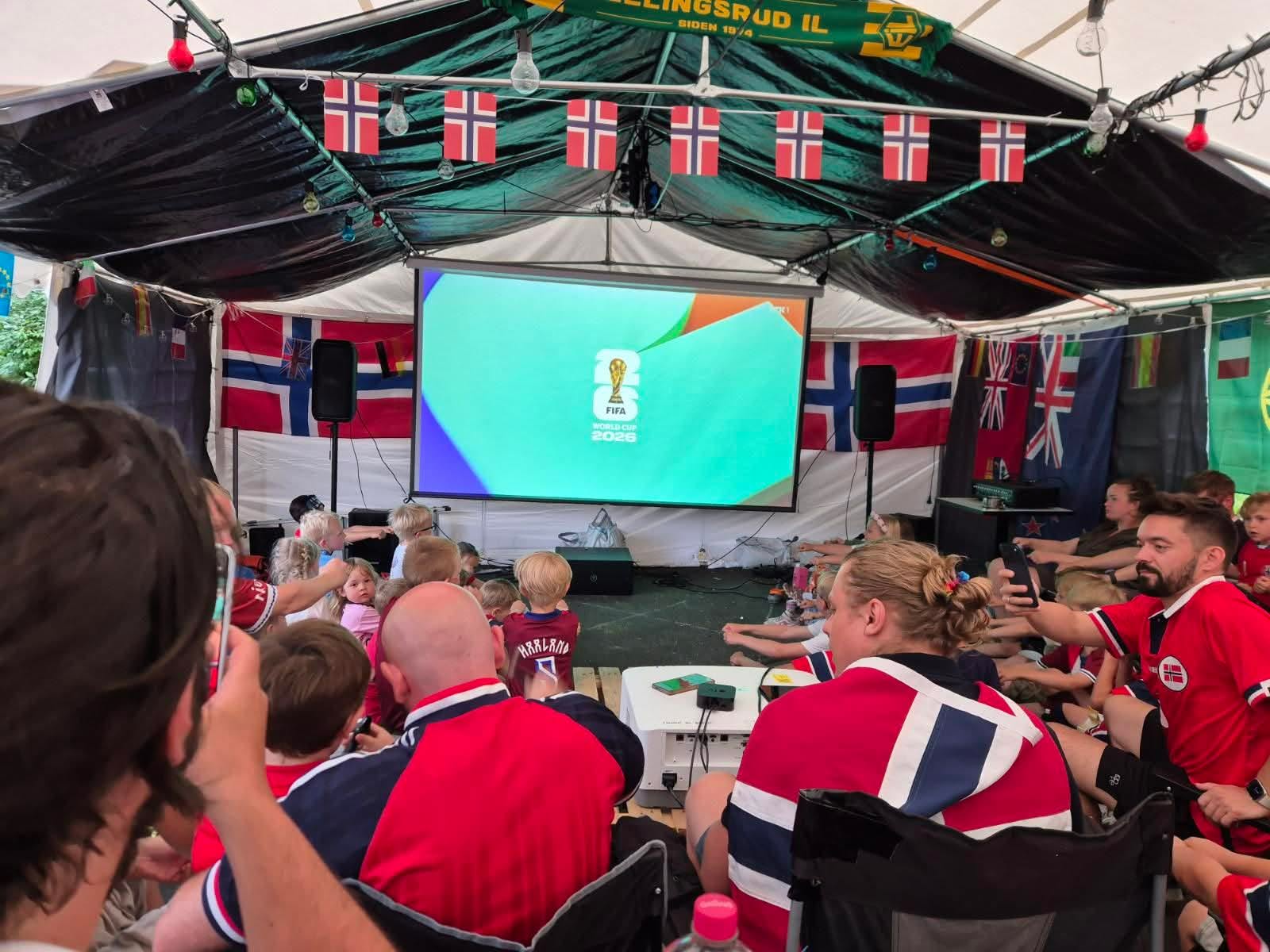 SAMLENDE: Den skal tidlig ro, som god roer skal bli, eller hvordan ordtaket nå engang går. Når de lager VM-fest i Søndre Fjeldstad handler det ikke minst om å lage minner for de aller minste. 