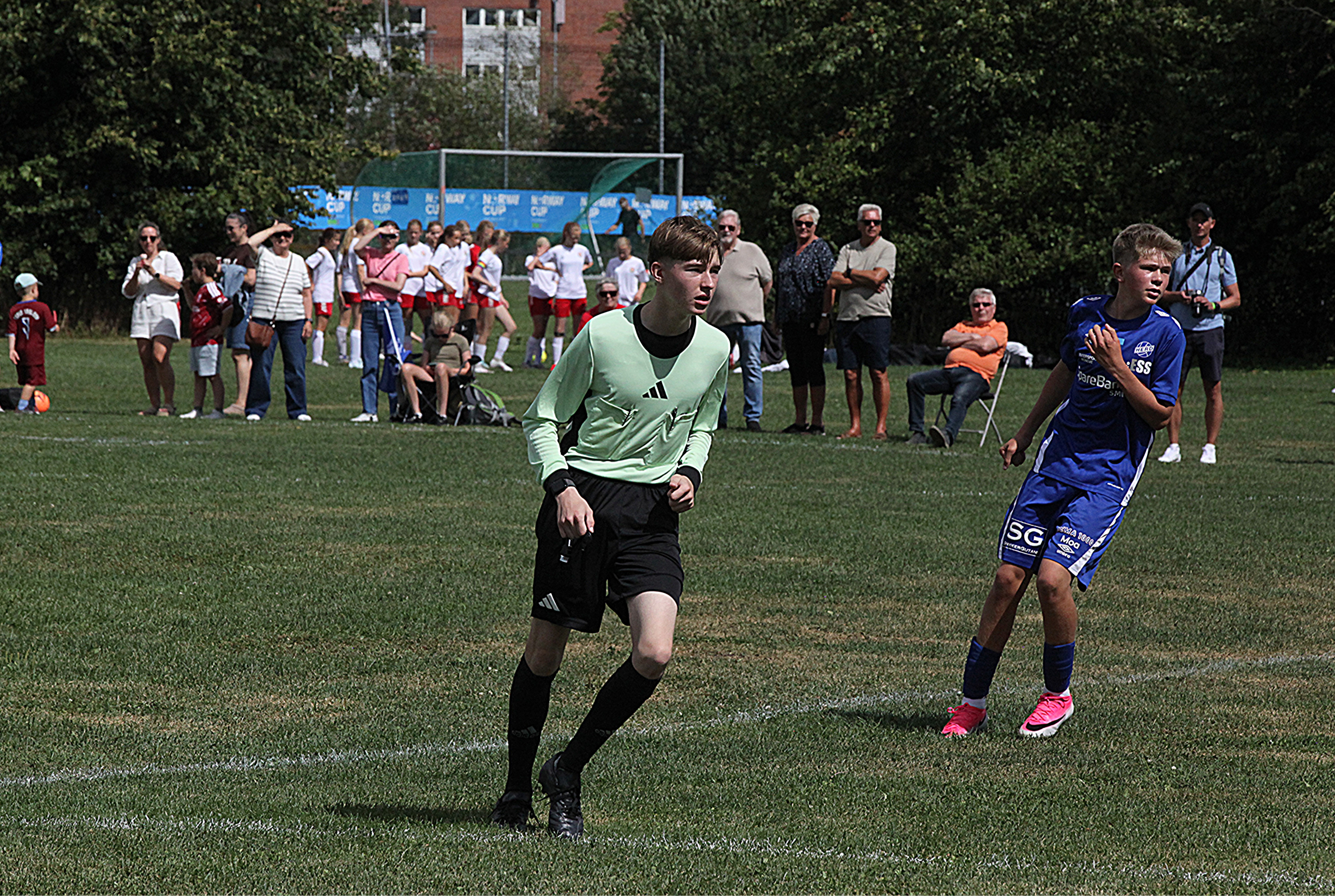 SUVEREN INNSATS: Levin Lipka (16) har fått ros fra alle kanter for sin dømming i årets Norway Cup. Et skikkelig dommertalent fra Hannover i Tyskland.