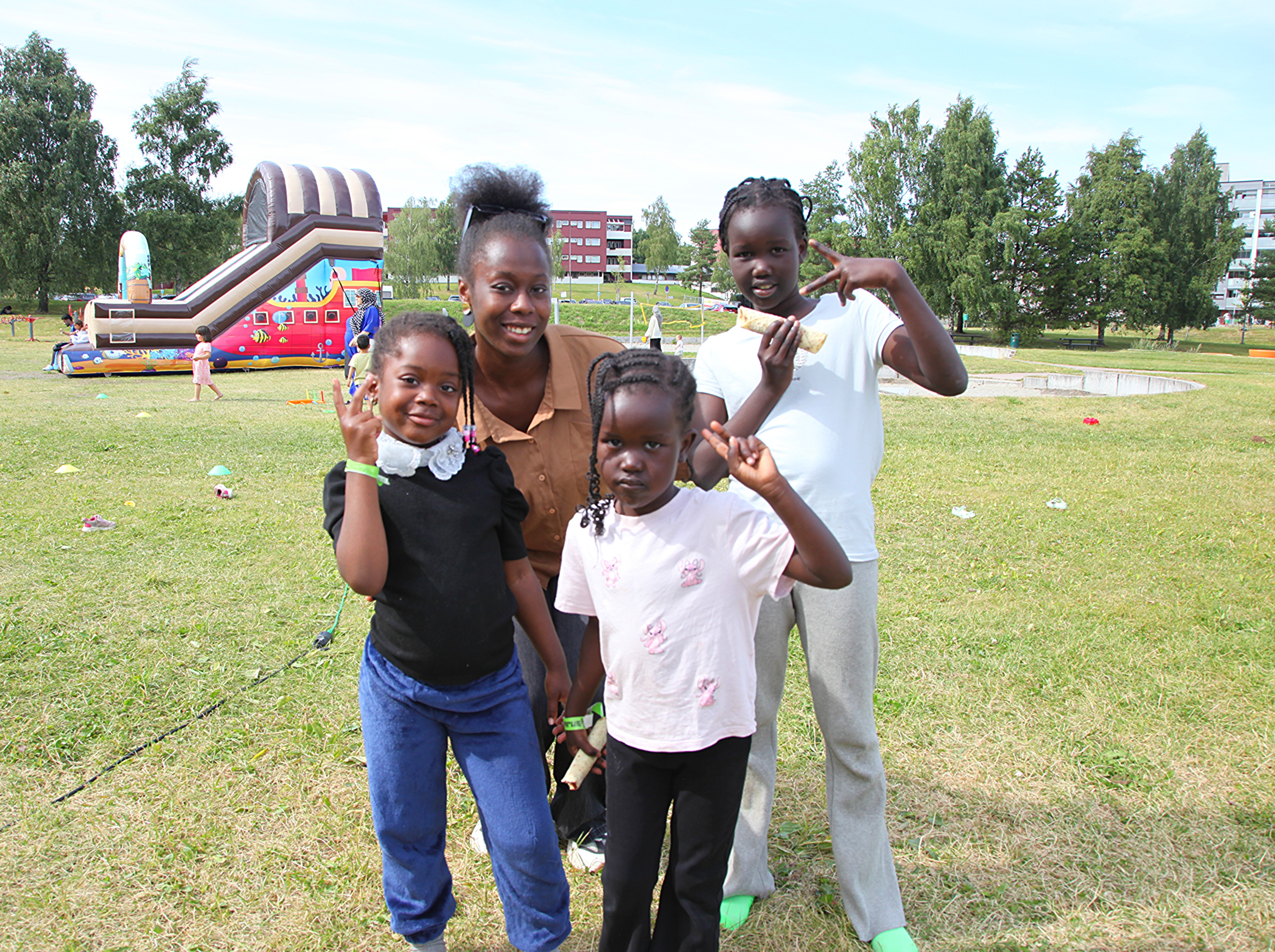 BEGEISTRET MOR: Maria Sesay har bare lovord å komme med i forbindelse med sommercampen på Furuset. Den har stor betydningen for datteren Erika (5) (f. v.) og hennes venninne Angeth (5). Ayak (9) har også hatt strålende dager på campen.