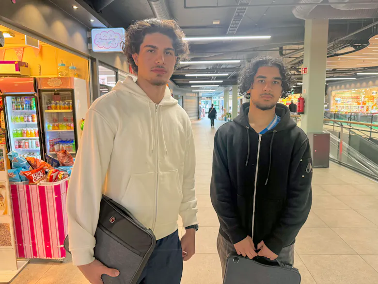 BETYDNINGSFULLT: Arda Altay (t.v.) og Talha Rathore mener at kong Haralds ord om mangfold og tilhørighet fikk mange med minoritetsbakgrunn til å føle seg som en del av Norge.
