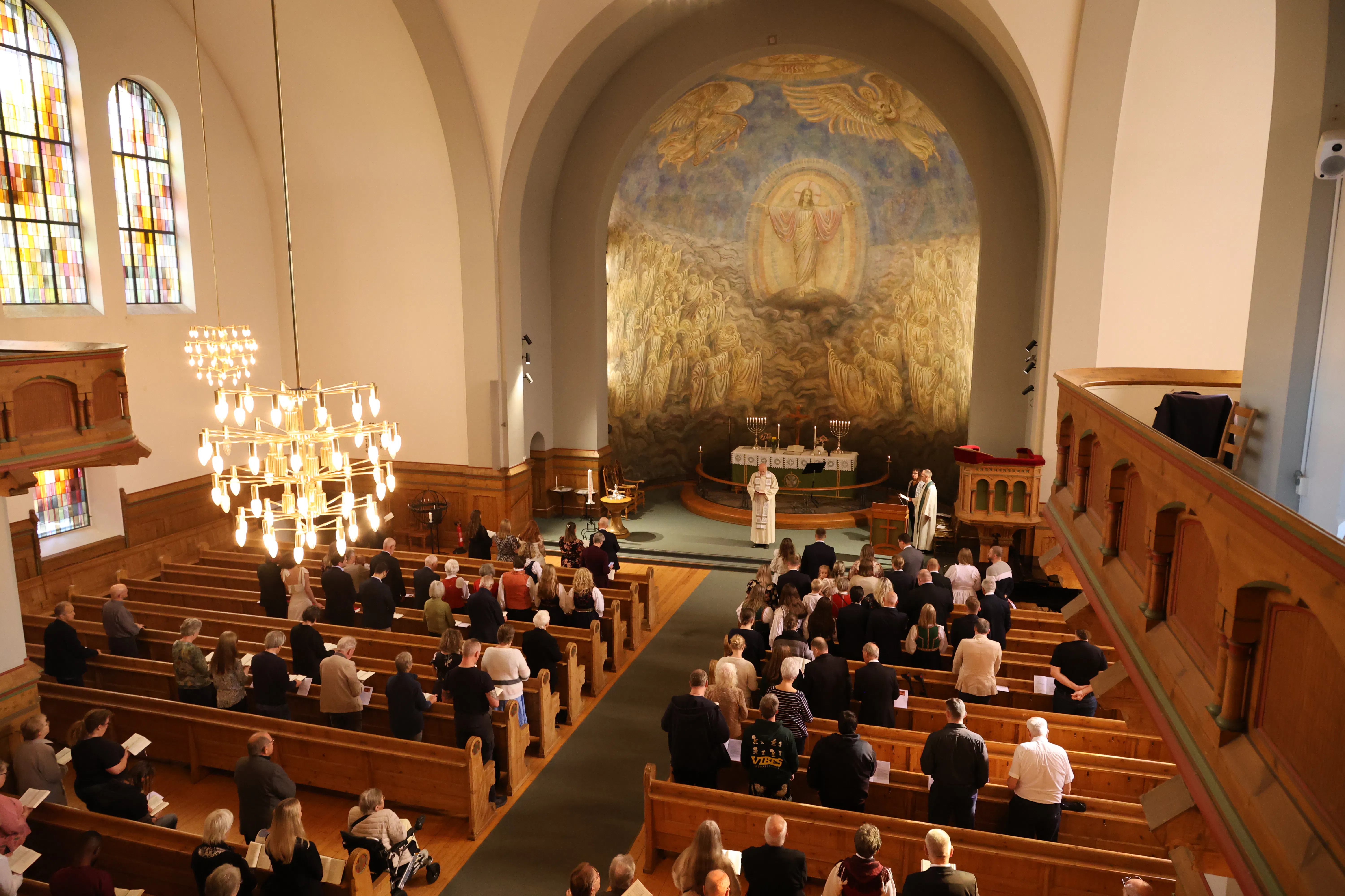 GODT BESØK: Det ble en fin gudstjeneste på Grorud denne søndagen, som det alltid er når barn døpes.