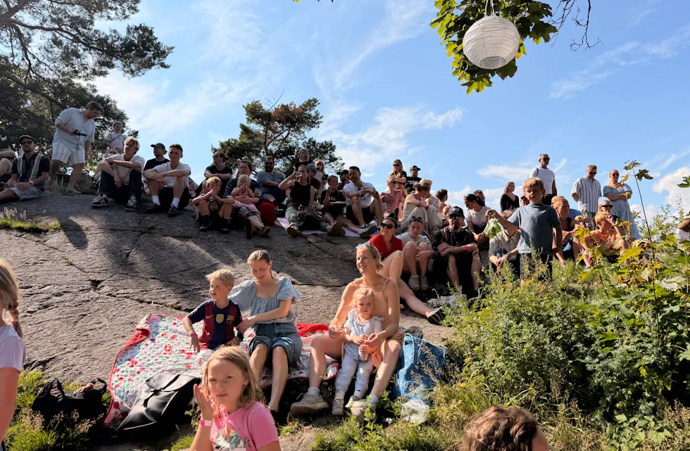 VIP-TRIBUNEN: Det gjelder å skaffe seg litt ordentlig oversikt over festivalområdet.