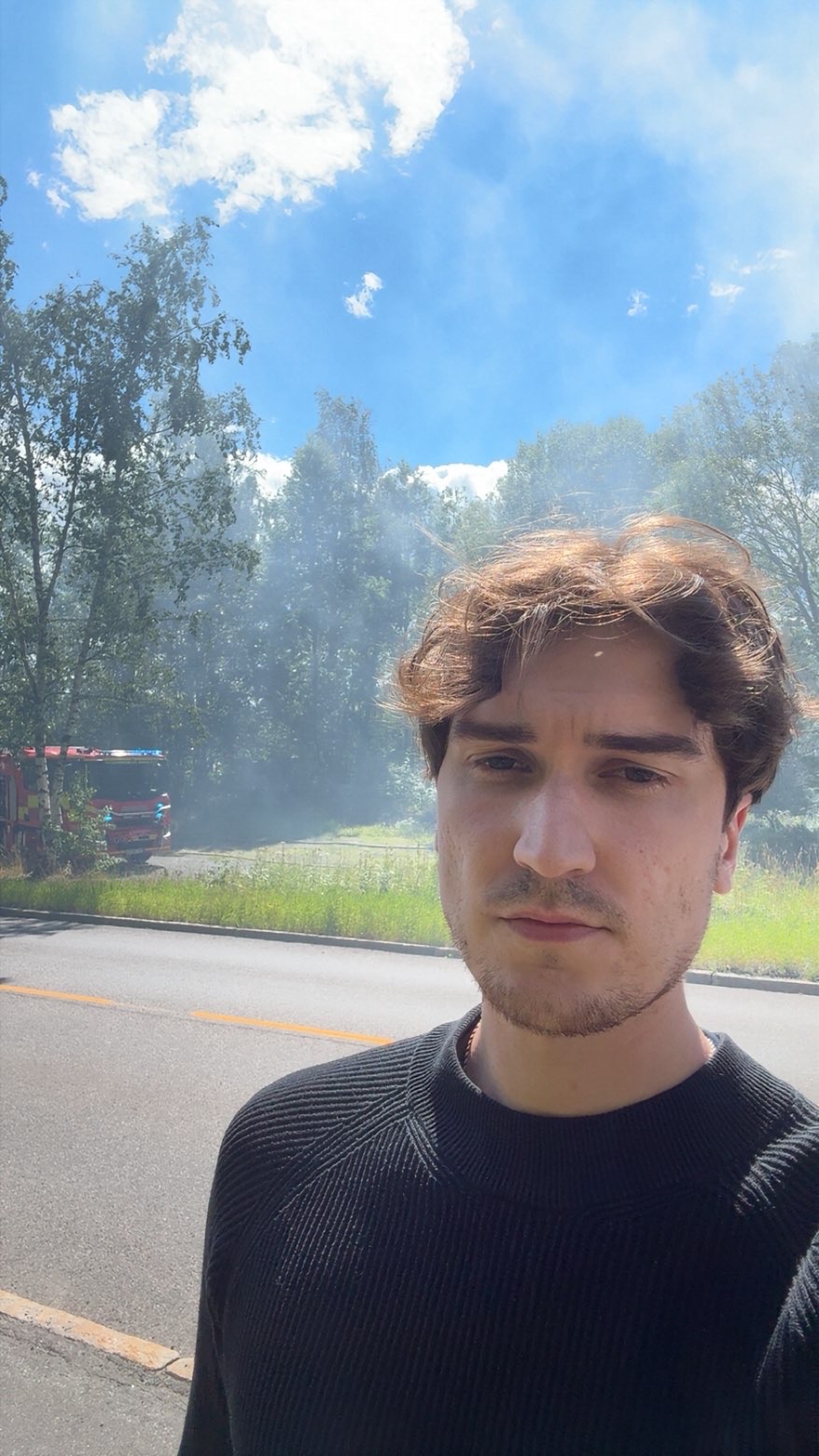 TRIST SYN: Markus Elias Hagen har sett bygget siden han var liten. Søndag måtte han se det kjære barndomsminnet gå opp i flammer.
