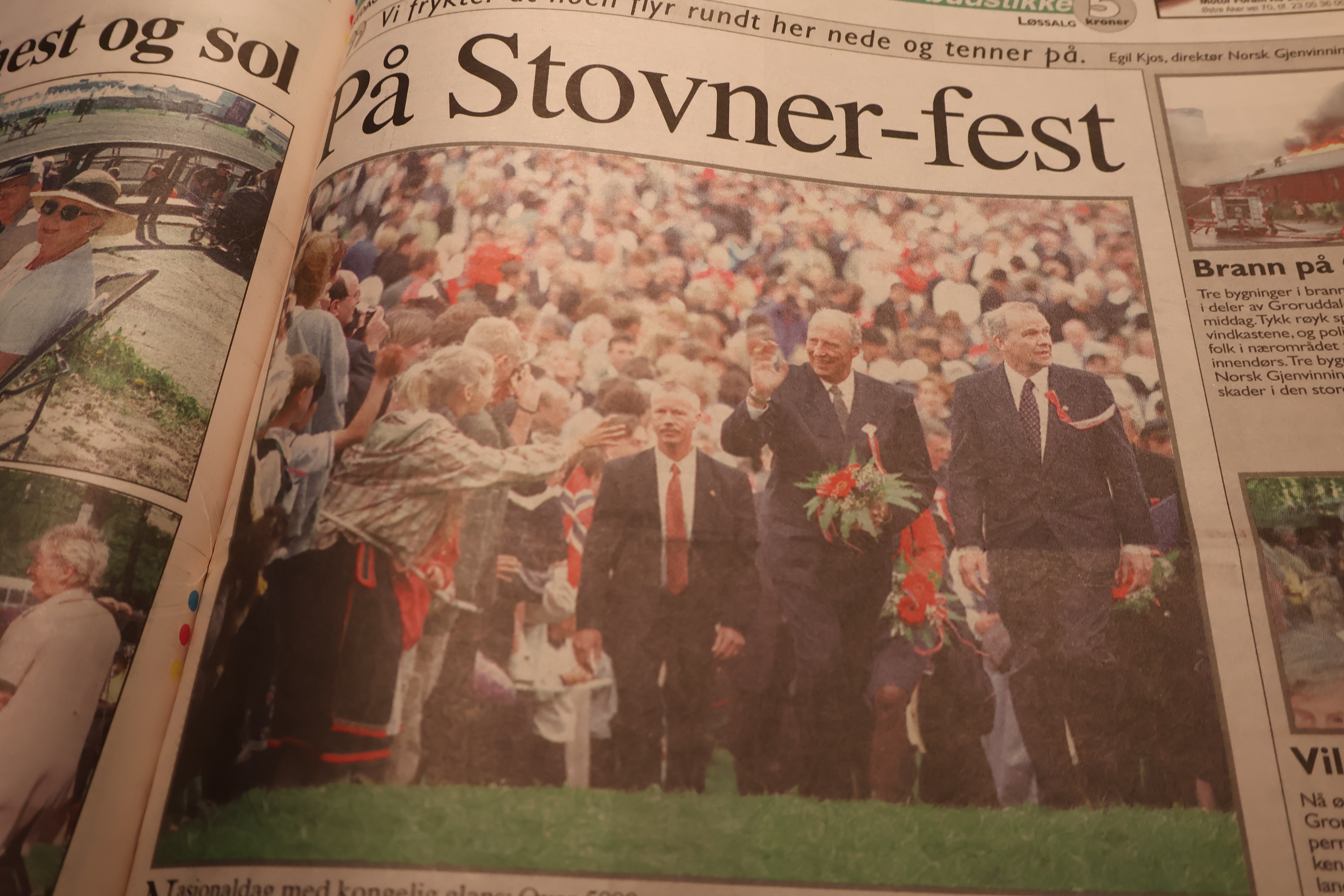 FEIRET MED STOVNER: Det ble bred dekning i lokalavisen etter Kongens besøk på Stovner i 2000. Til høyre for Kongen ser vi BU-leder Tore Ludt (SV).