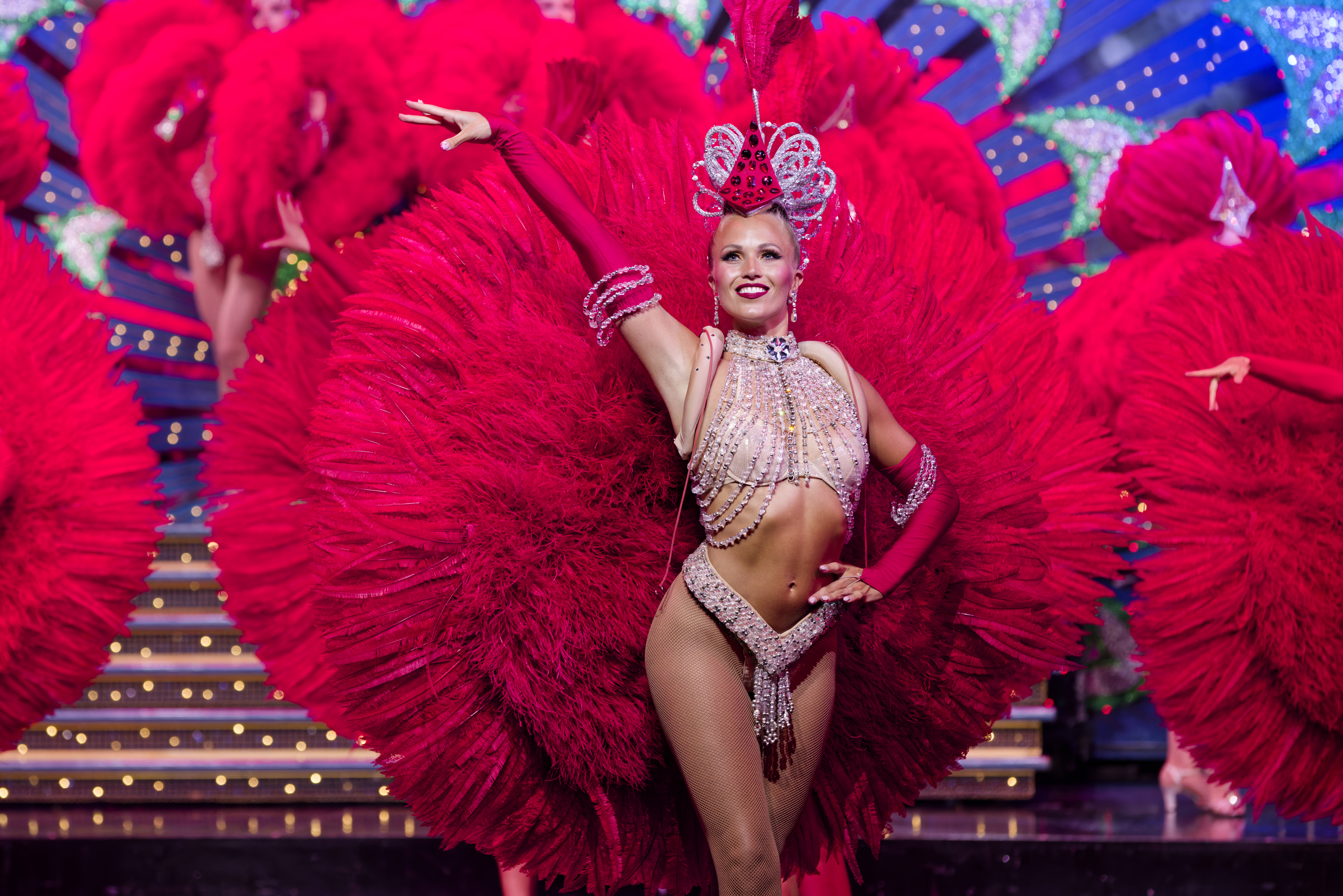 I FULL PRAKT: Martine Camilla Brænna Berntsen stråler i et av de spektakulære kostymene på scenen ved Moulin Rouge i Paris.