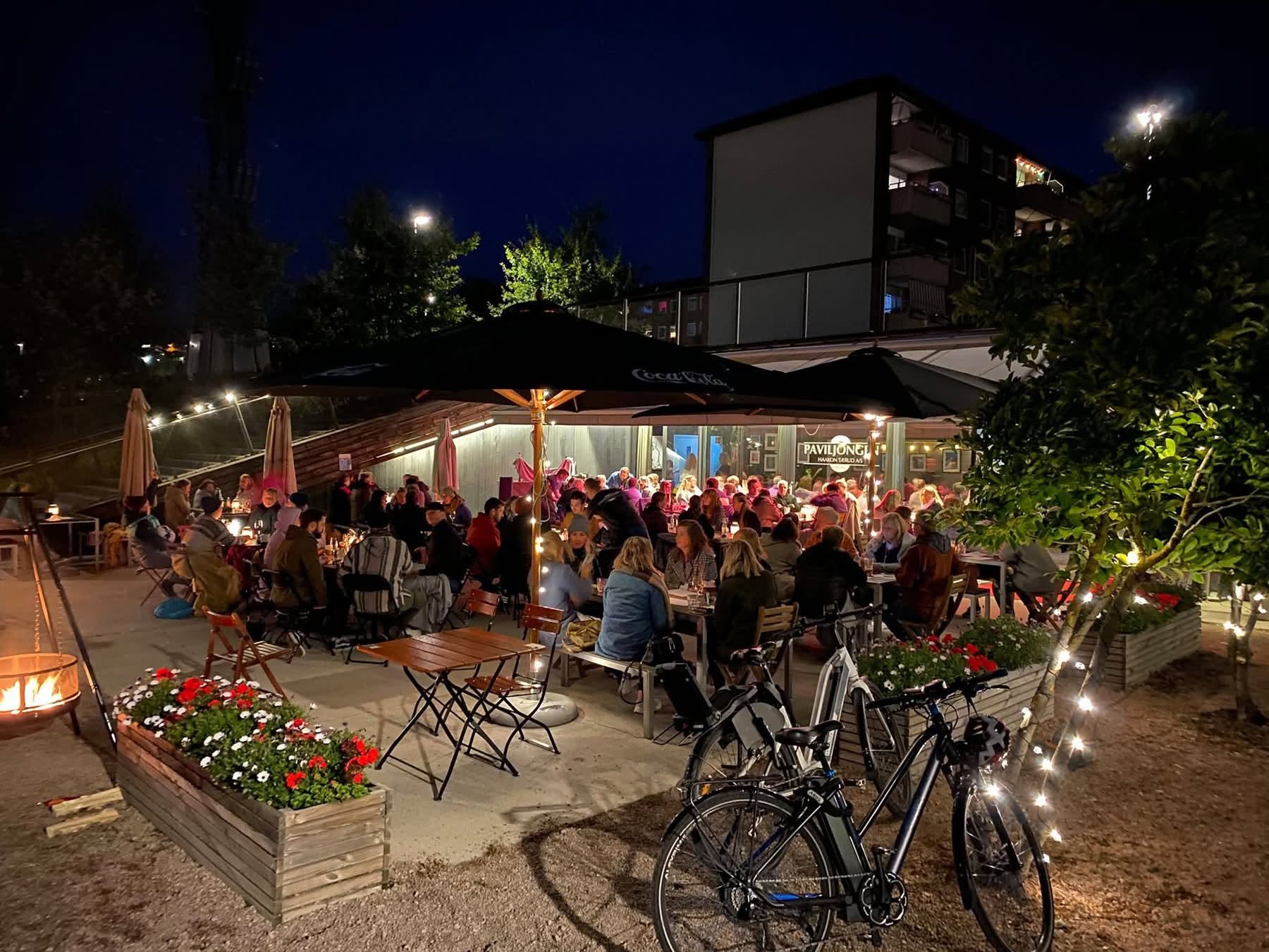 GJENÅPNET: Paviljongen har åpnet igjen, til fullt hus. (Foto: Paviljongen Tapas & Vinbar)