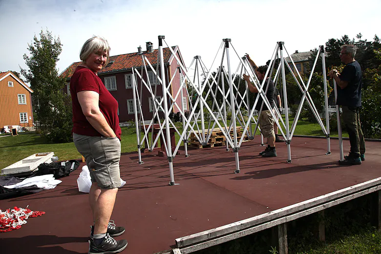 FREMDELES PLASS: Her reises teltet hvor steinhoggerkurset for barn og ungdom skal finne sted. Frøydis Arnesen har plass til et par deltakere til – men da må du være kjapt ute og melde deg på.